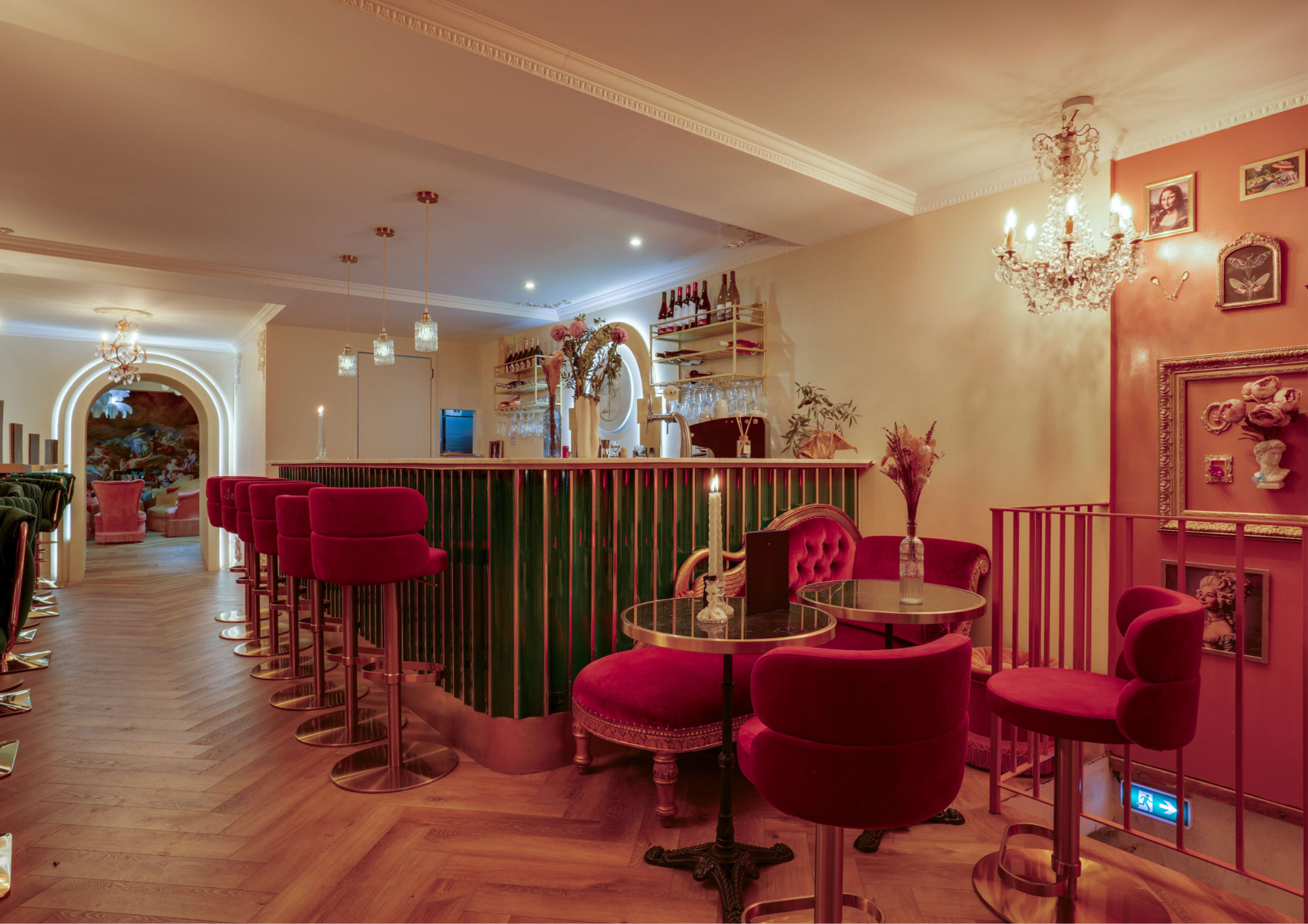 Restaurant baroque, cabinet de curiosité, bar boudoir Image in Sainte-Avoye, Paris, 
