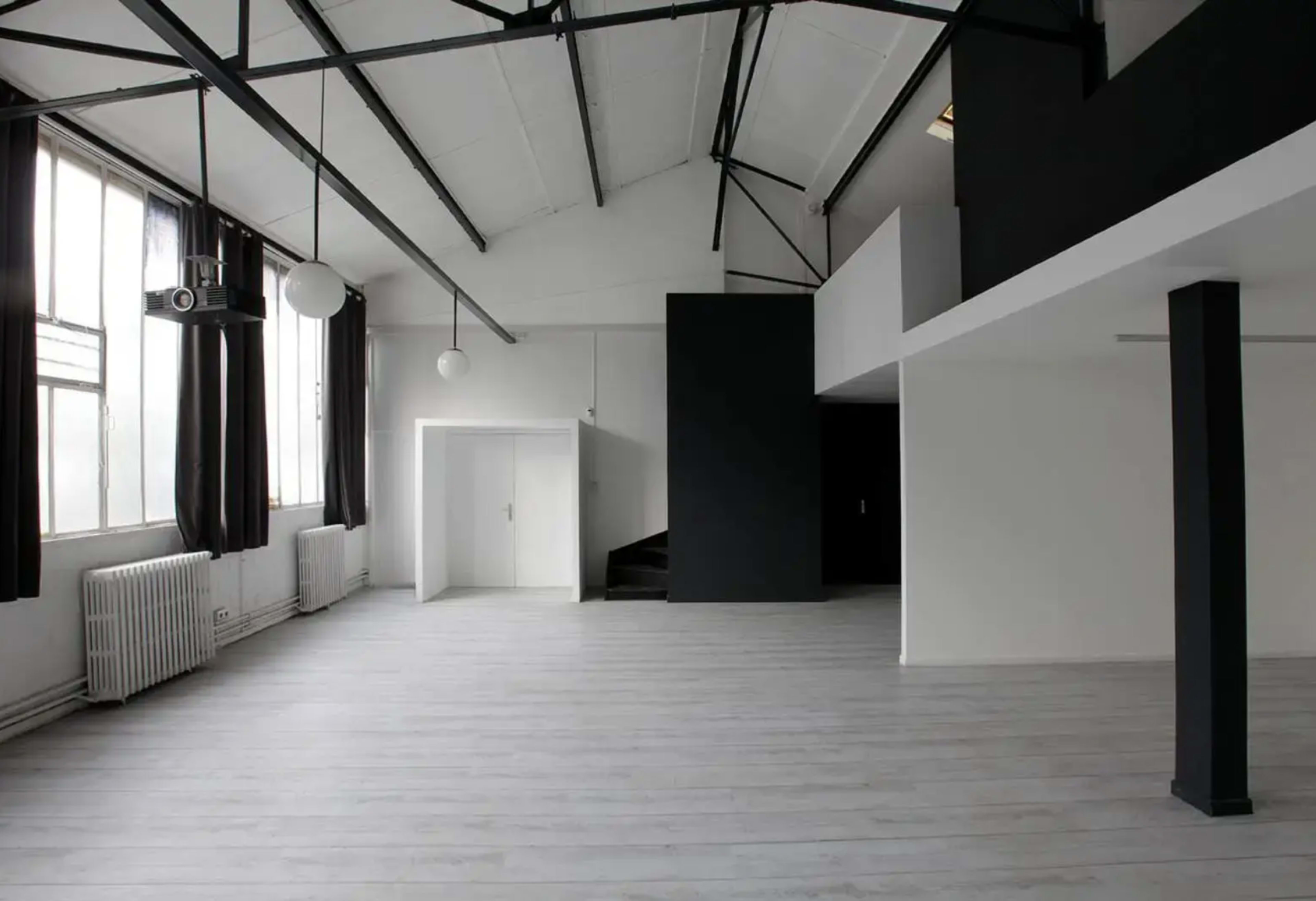 Loft d’Artiste Industriel de 250 m² – Un Écrin Unique pour Vos Projets Image dans , Montreuil, 