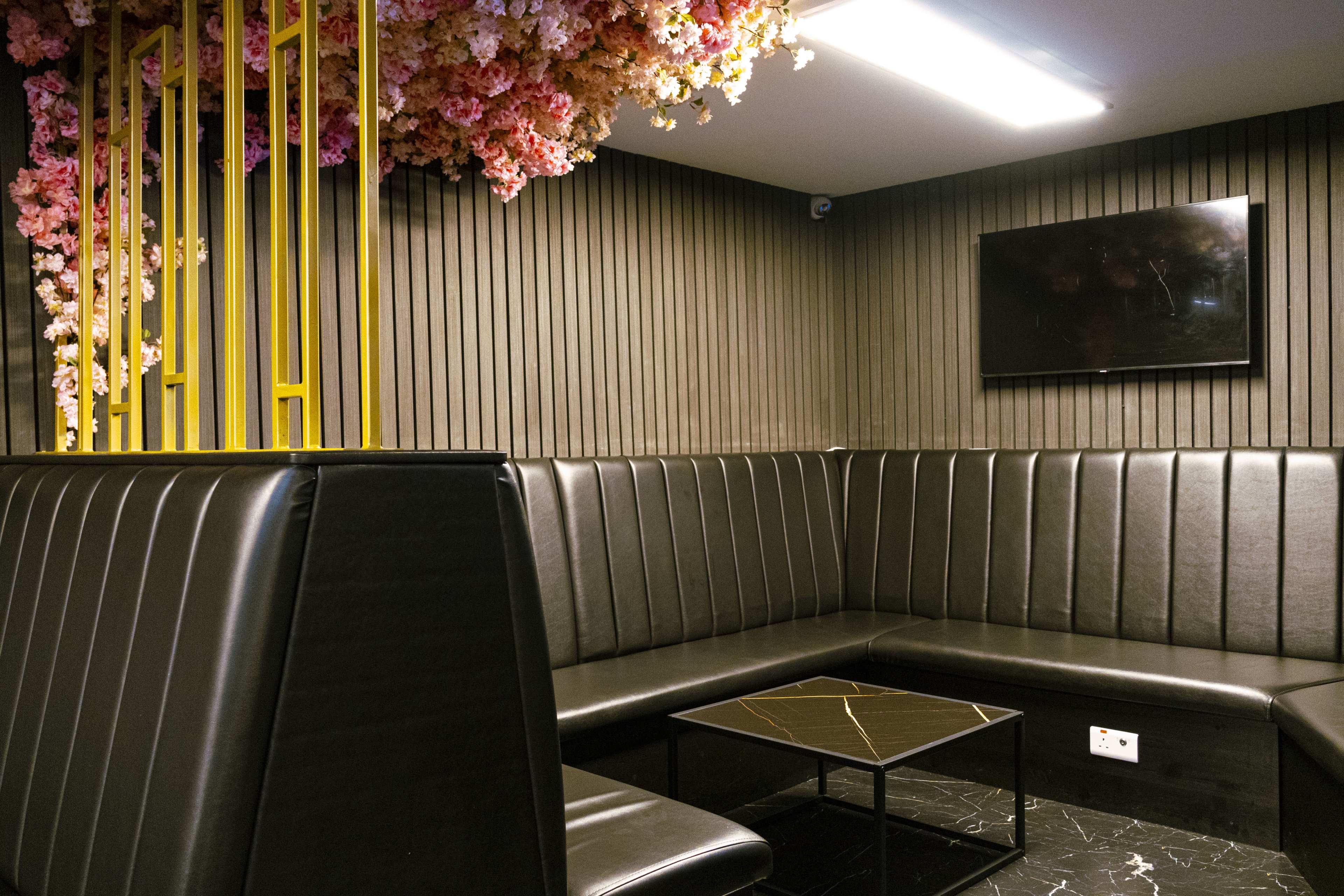 Flexible Basement Bar with Modern Interior Image in London, London, ENG