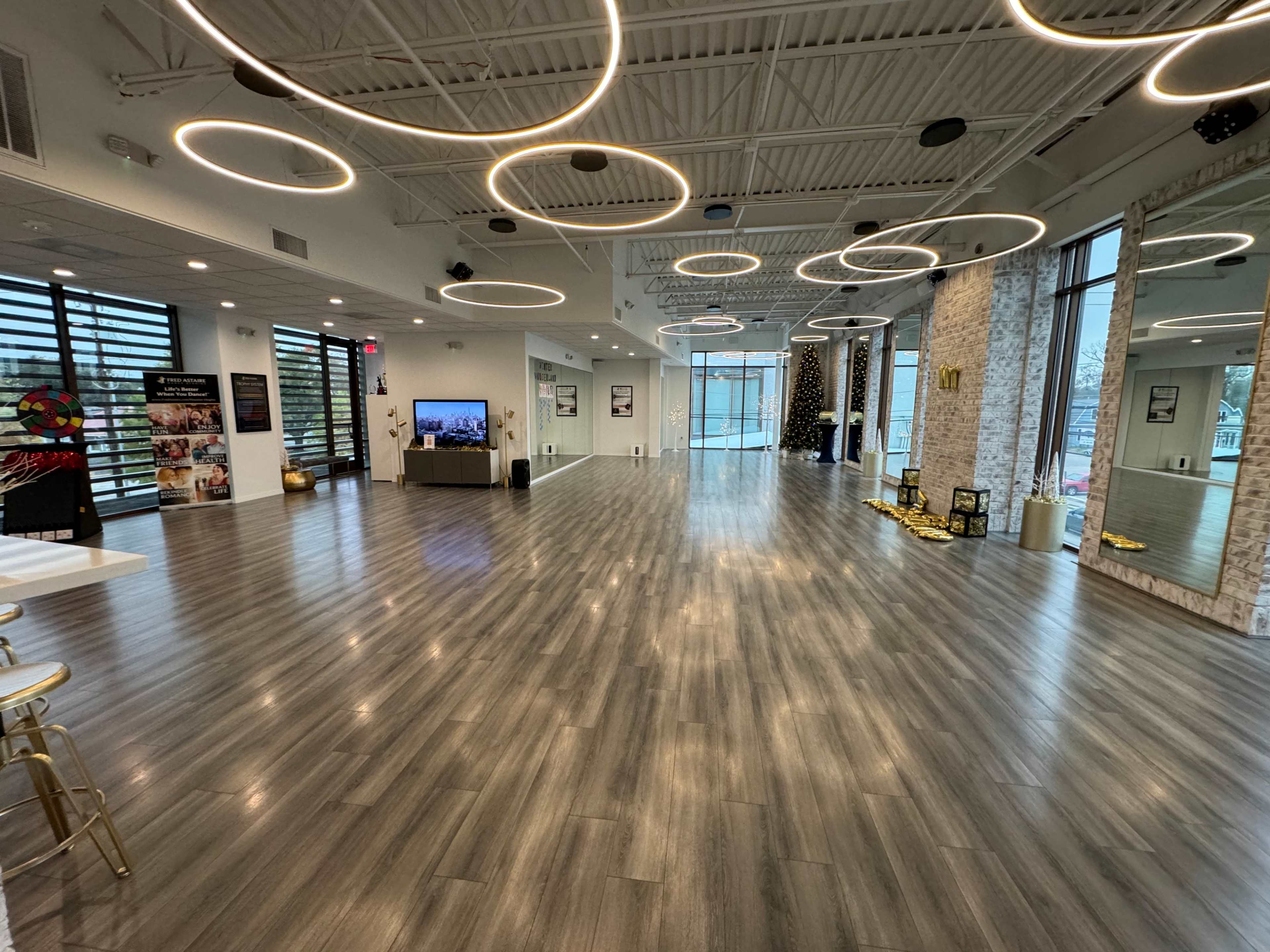 Bright Second-Floor Studio with Natural Light Overlooking 11th Street Image in Greater Heights, Houston, TX