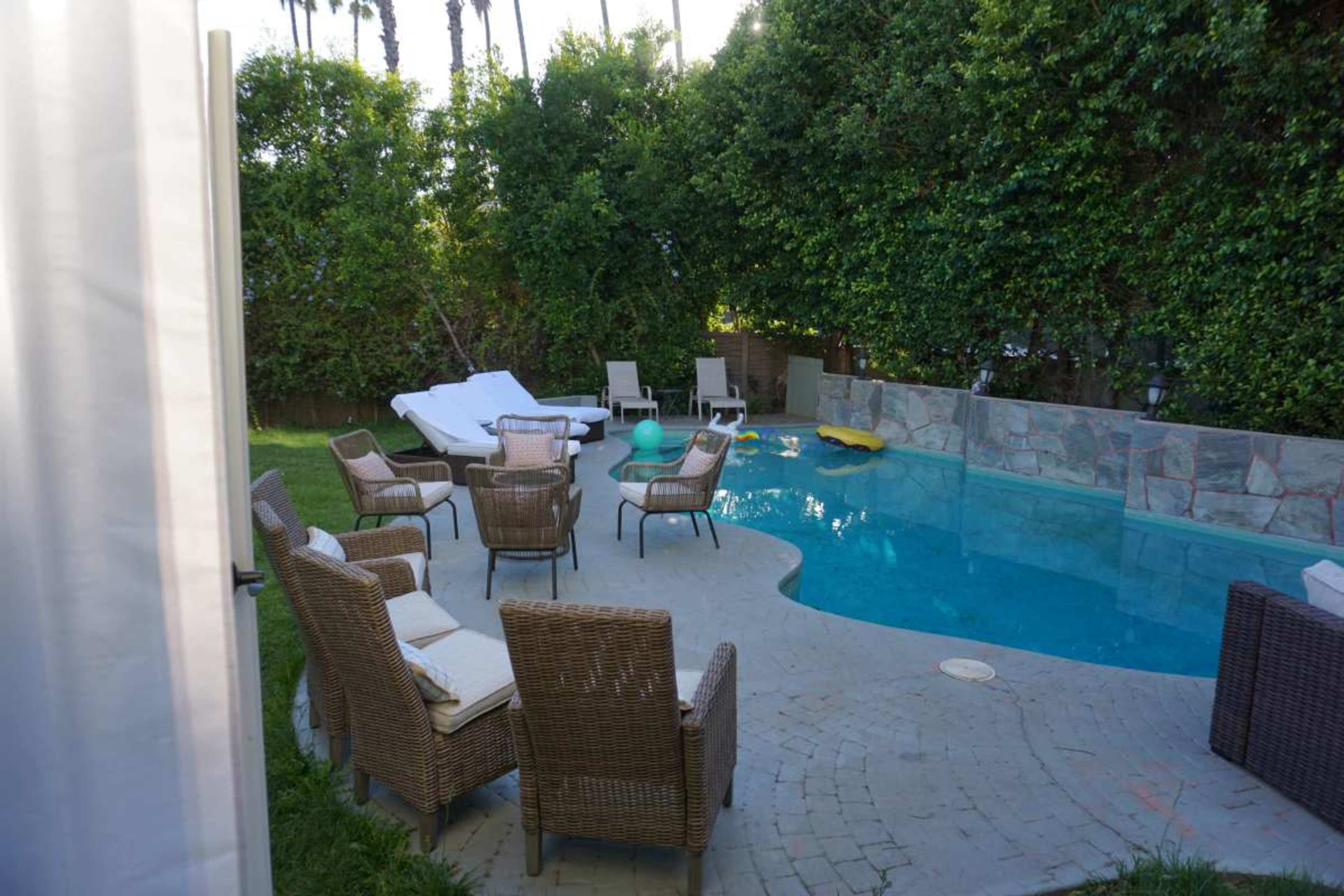 PROMO!! Book n Enjoy 5 bds with amazing Location Image in Hollywood Hills, Los Angeles, CA