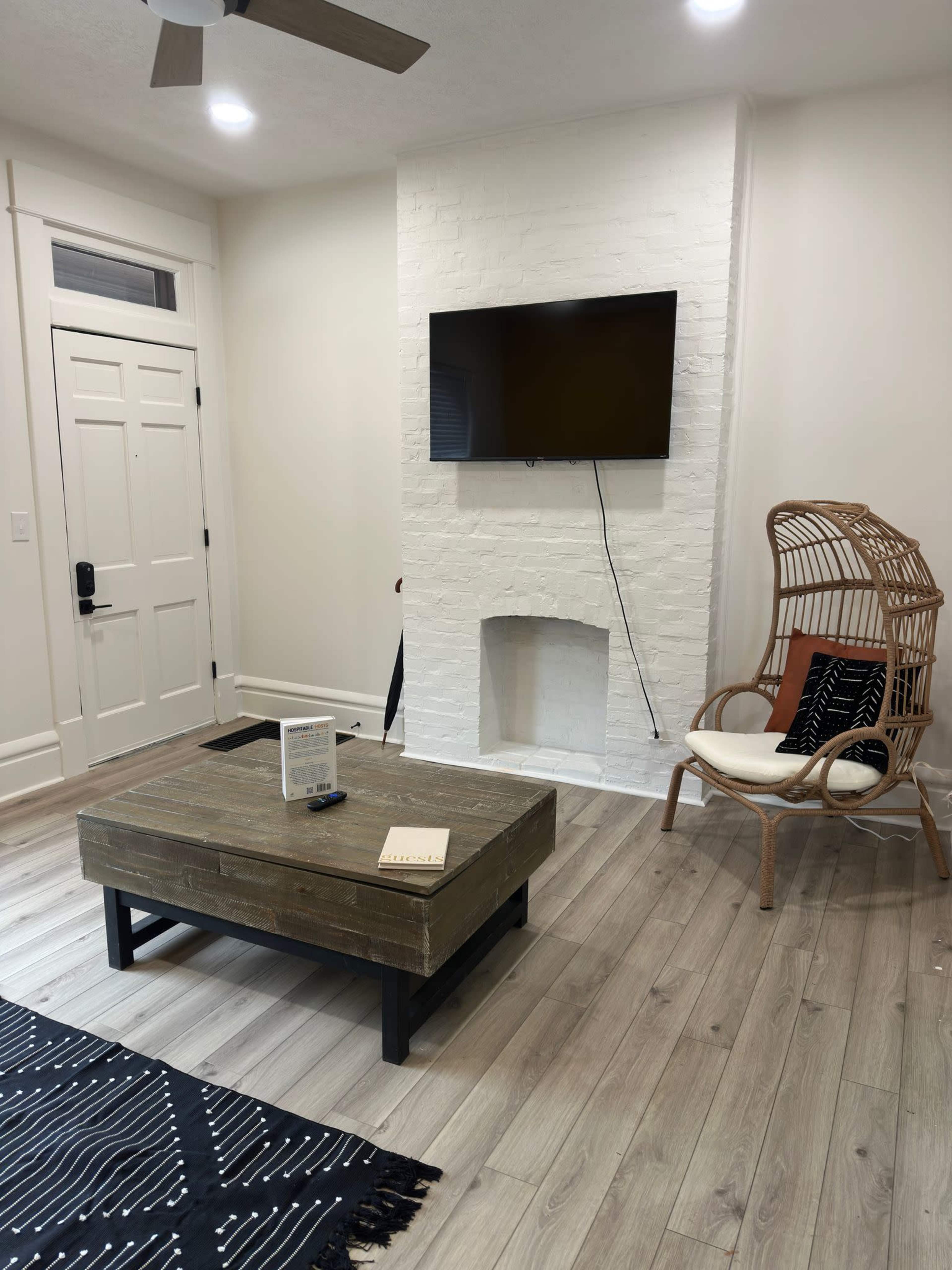 Casa Terra🌿🐯 Convention - King Bed - Short North - Free Parking Image in Victorian Village, Columbus, OH