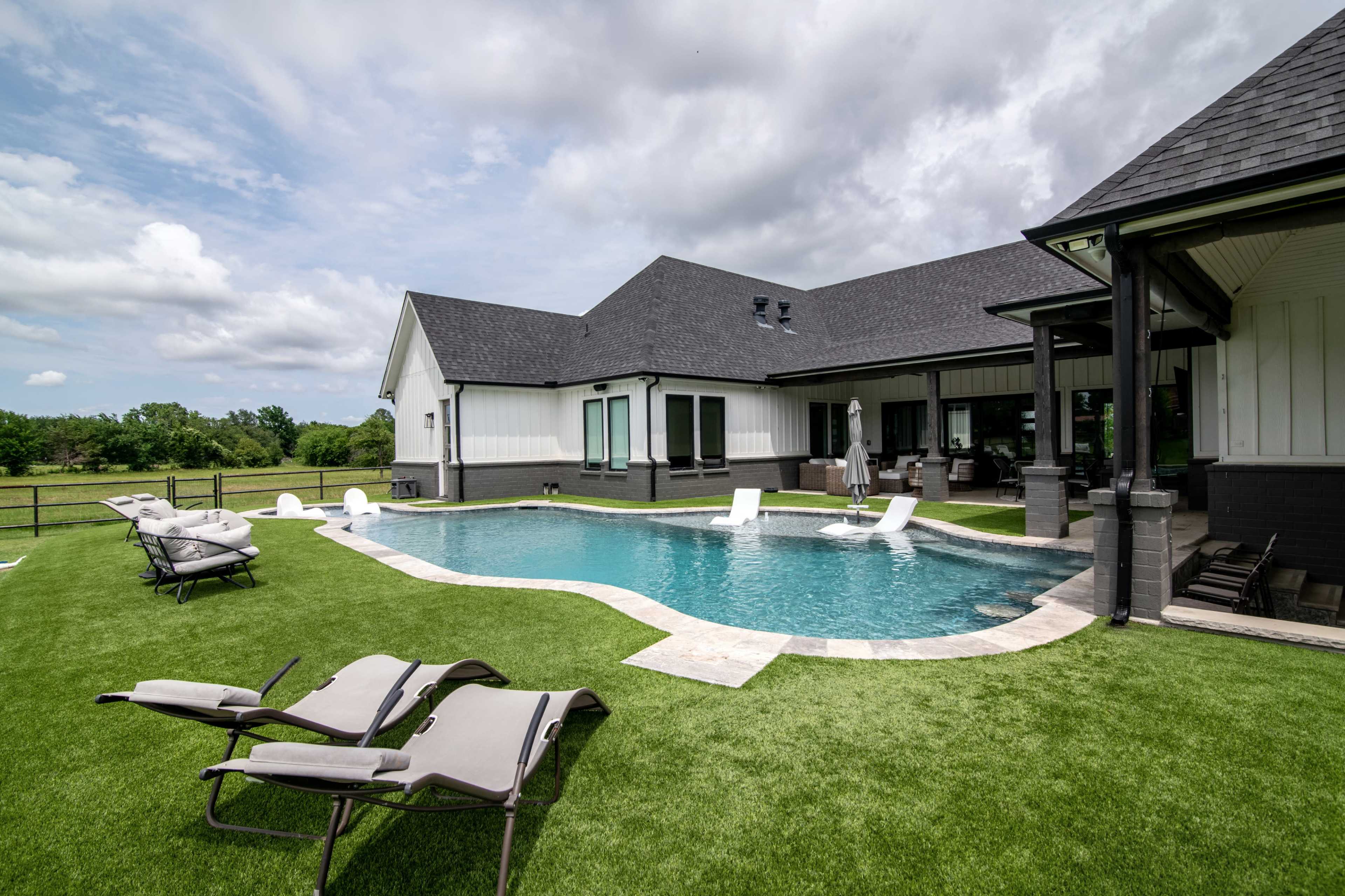 Country Backyard Oasis Image in Rendon, Burleson, TX