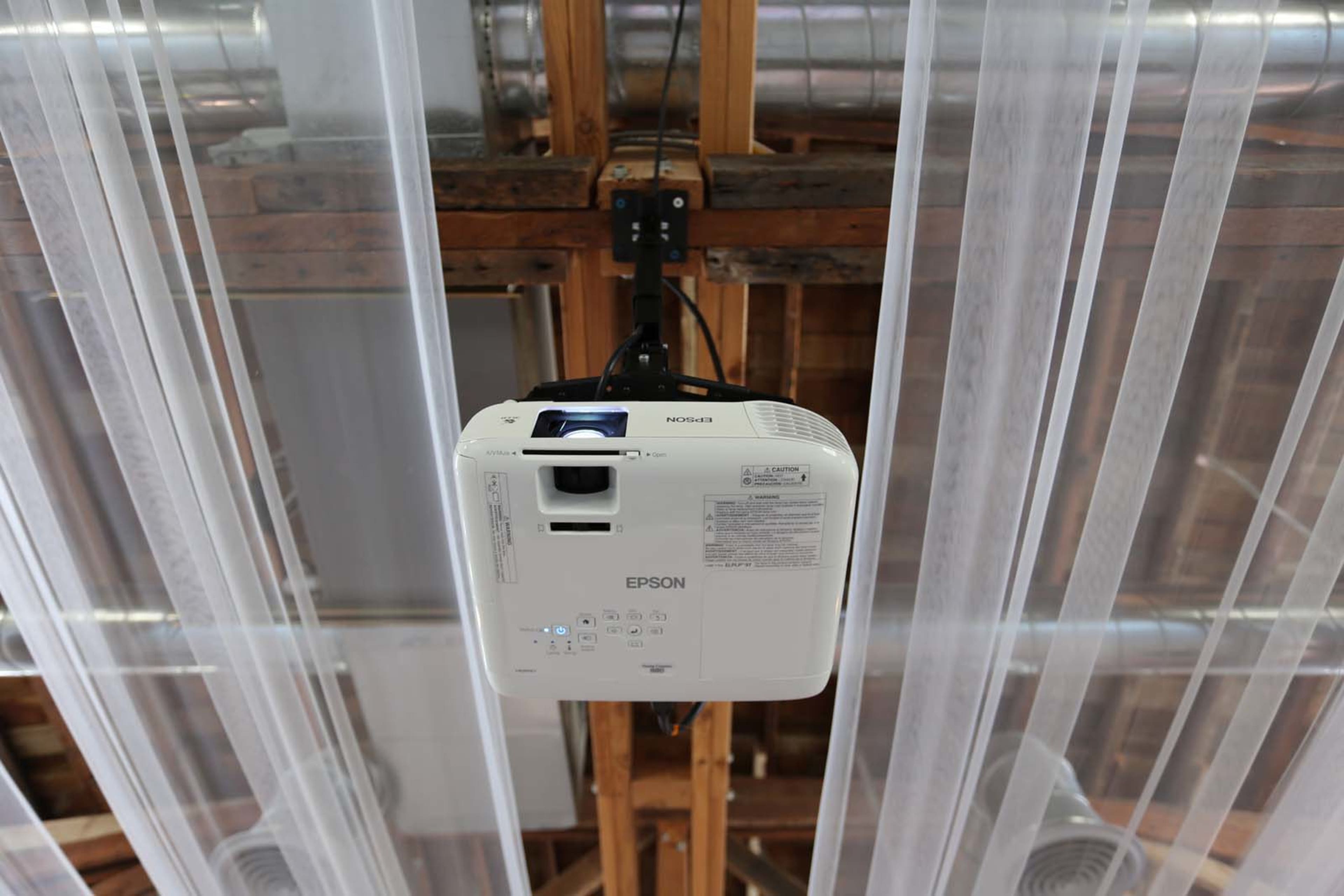 Open Space, Photoshoot, Flex Space, Over 1,900 sq ft w/ Wooden Beams Vaulted Ceiling with Skylights near LAX Image in Inglewood, Inglewood, CA