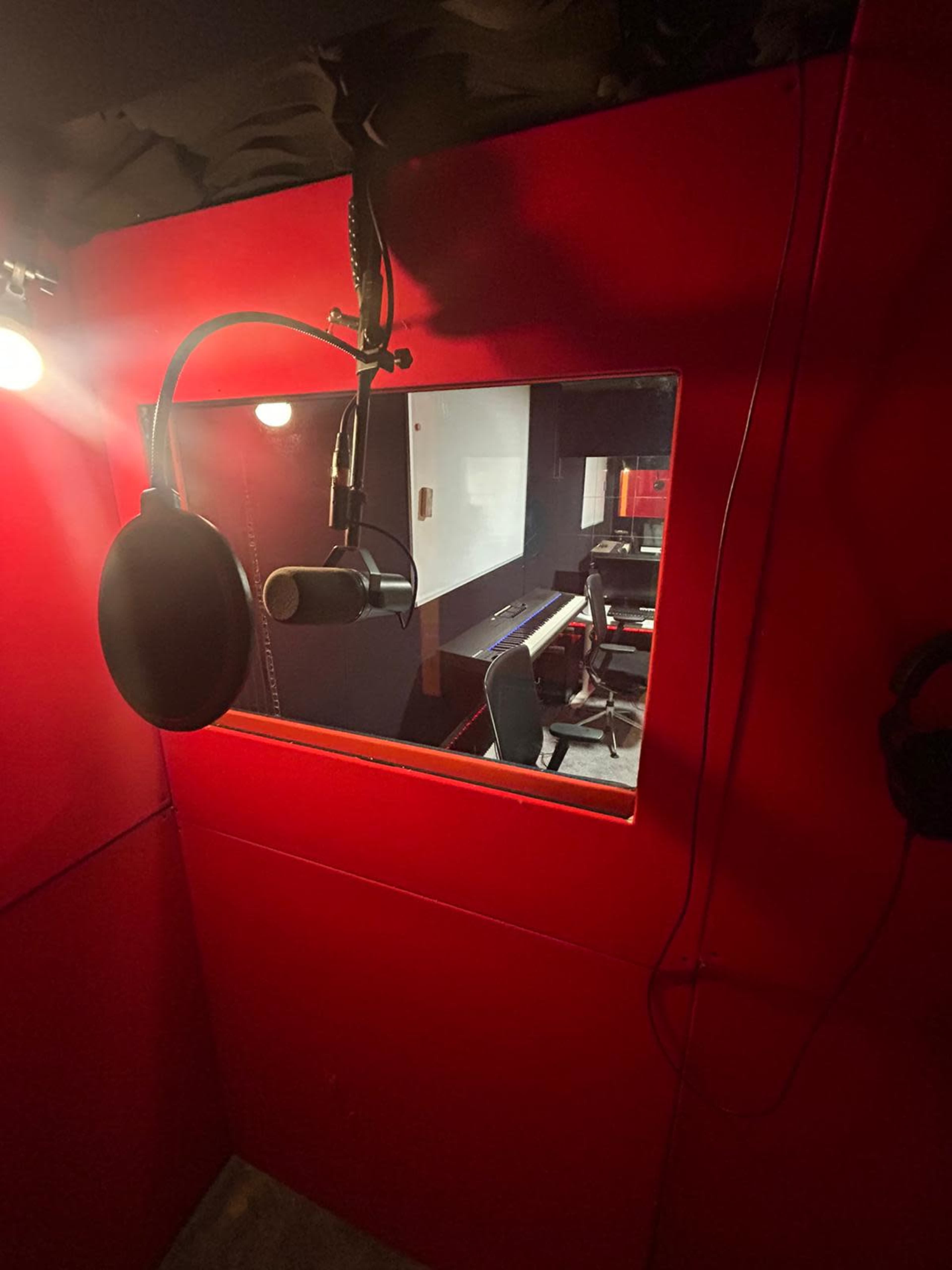 Self-Service 24/7 Vocal Recording Image in London, london, ENG