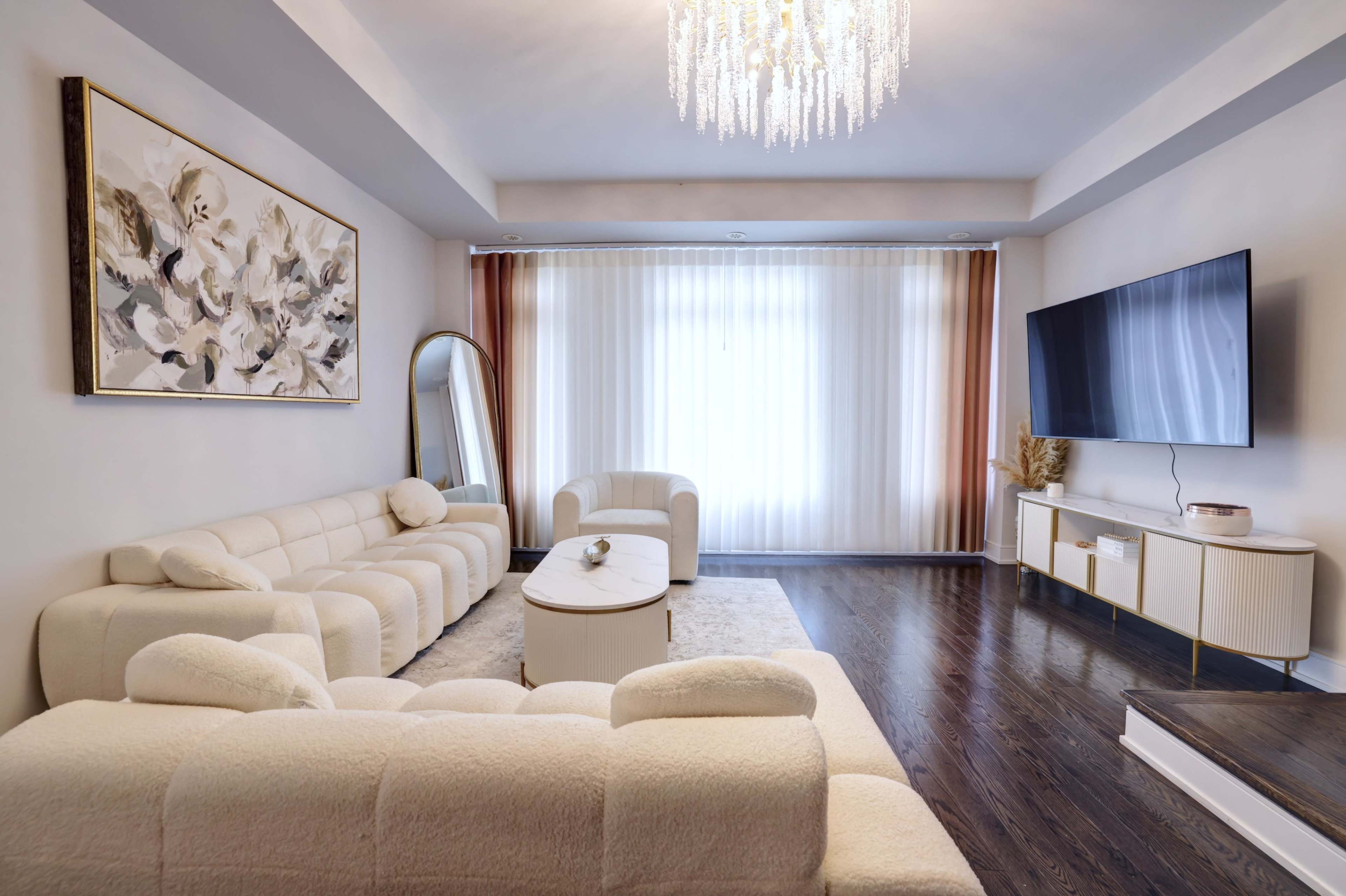 Luxurious Port Credit |Filming, Brand Shoots & Photoshoot Image in Lakeview, Mississauga, ON