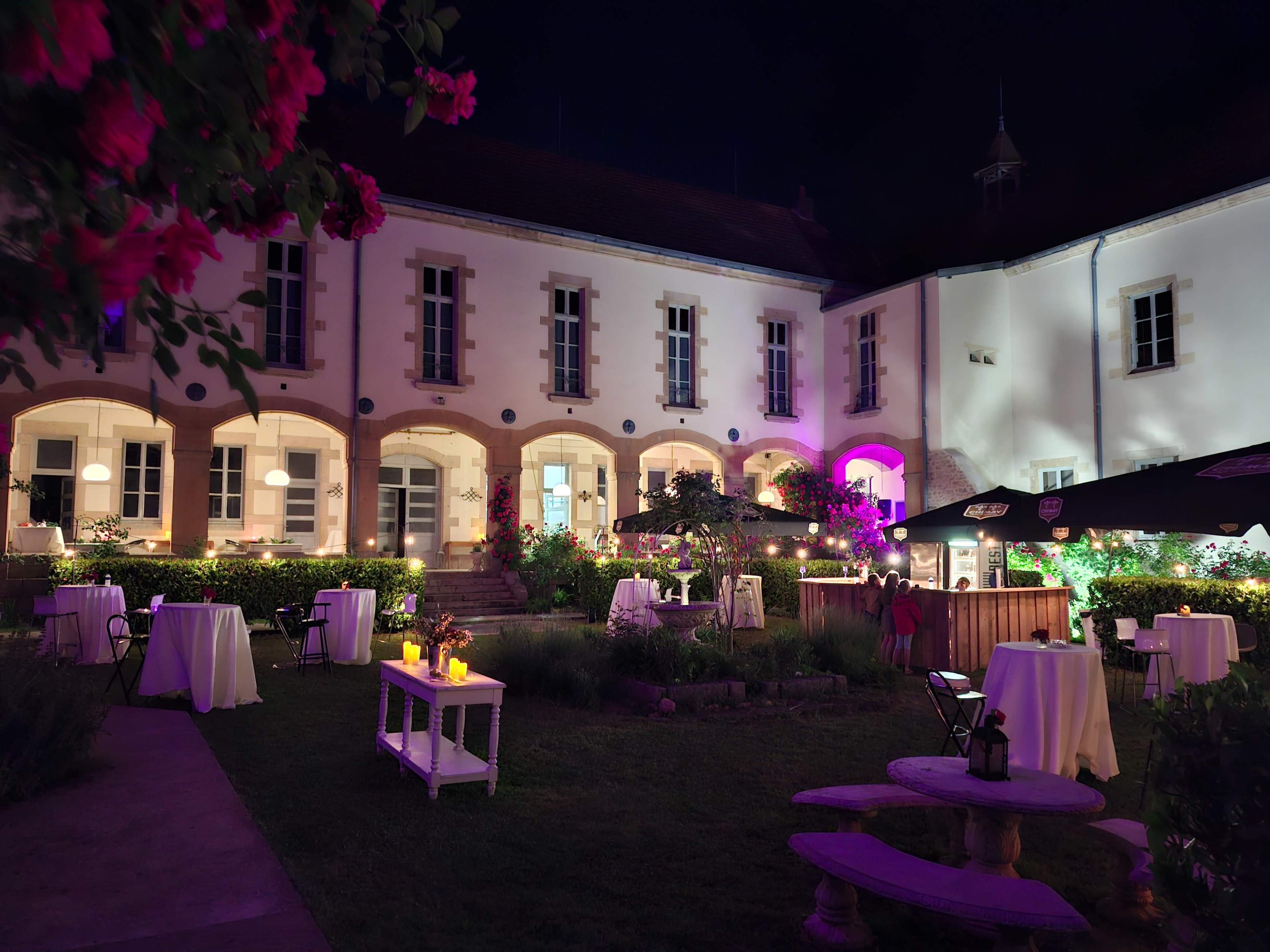 Domaine verdoyant avec chapelles et espaces de réception prestigieux. Image in , Saint Laurent en Brionnais