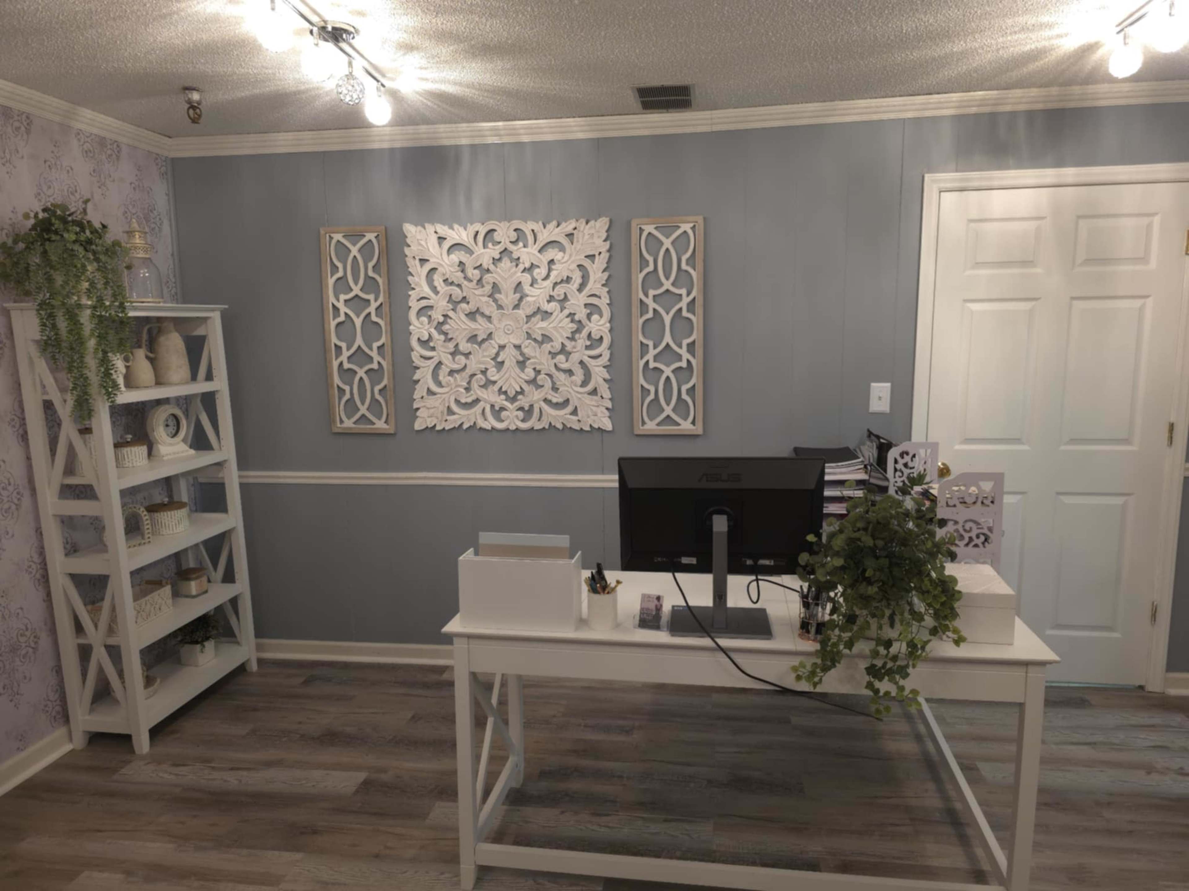 Two-room photography space with an eloquent meeting/waiting space and separate space to take pictures. Image in Johnson City, Johnson City, TN