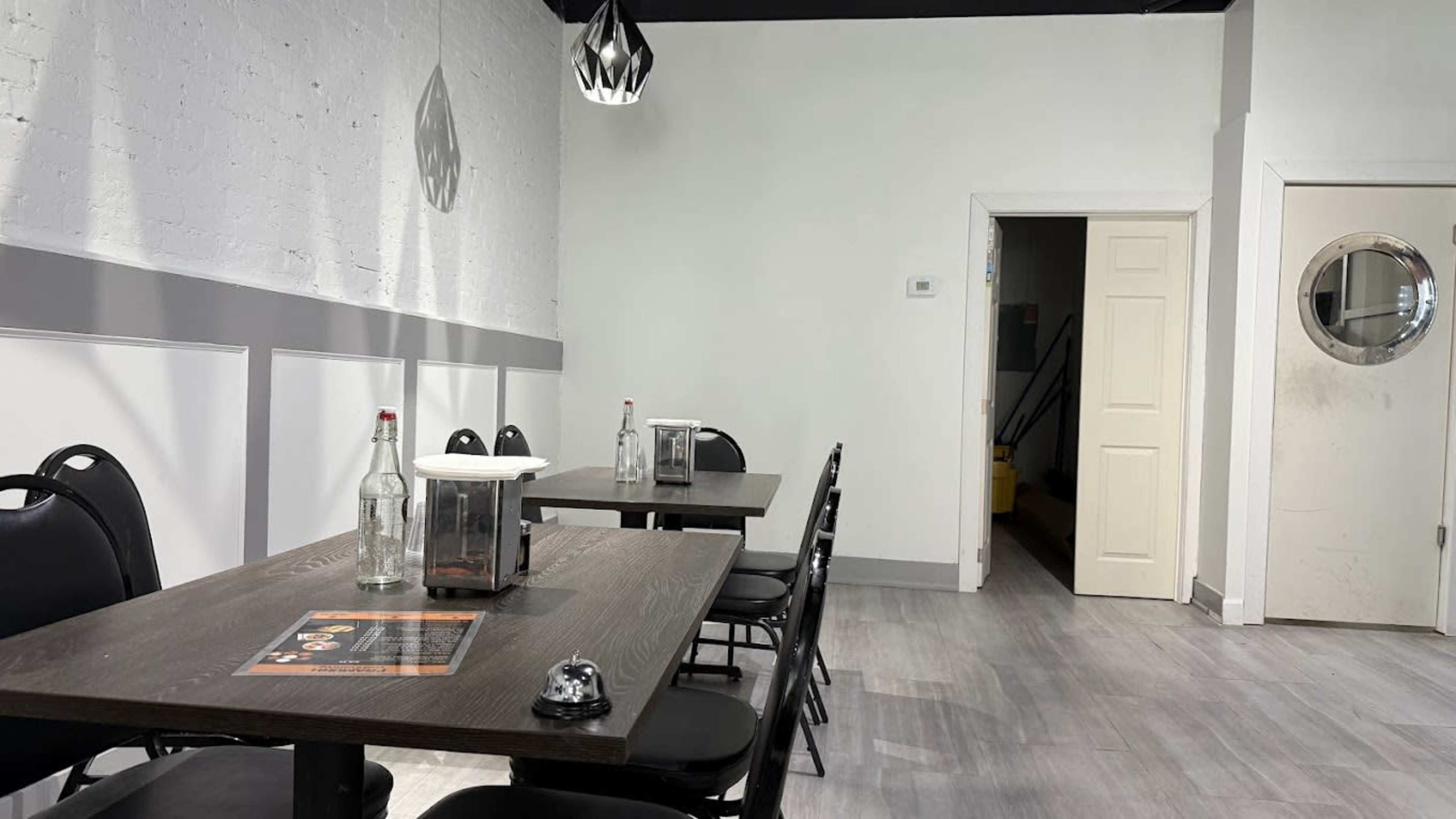 Downtown London Restaurant with Over 15 plus seating capacity. Image in Central London, London, ON