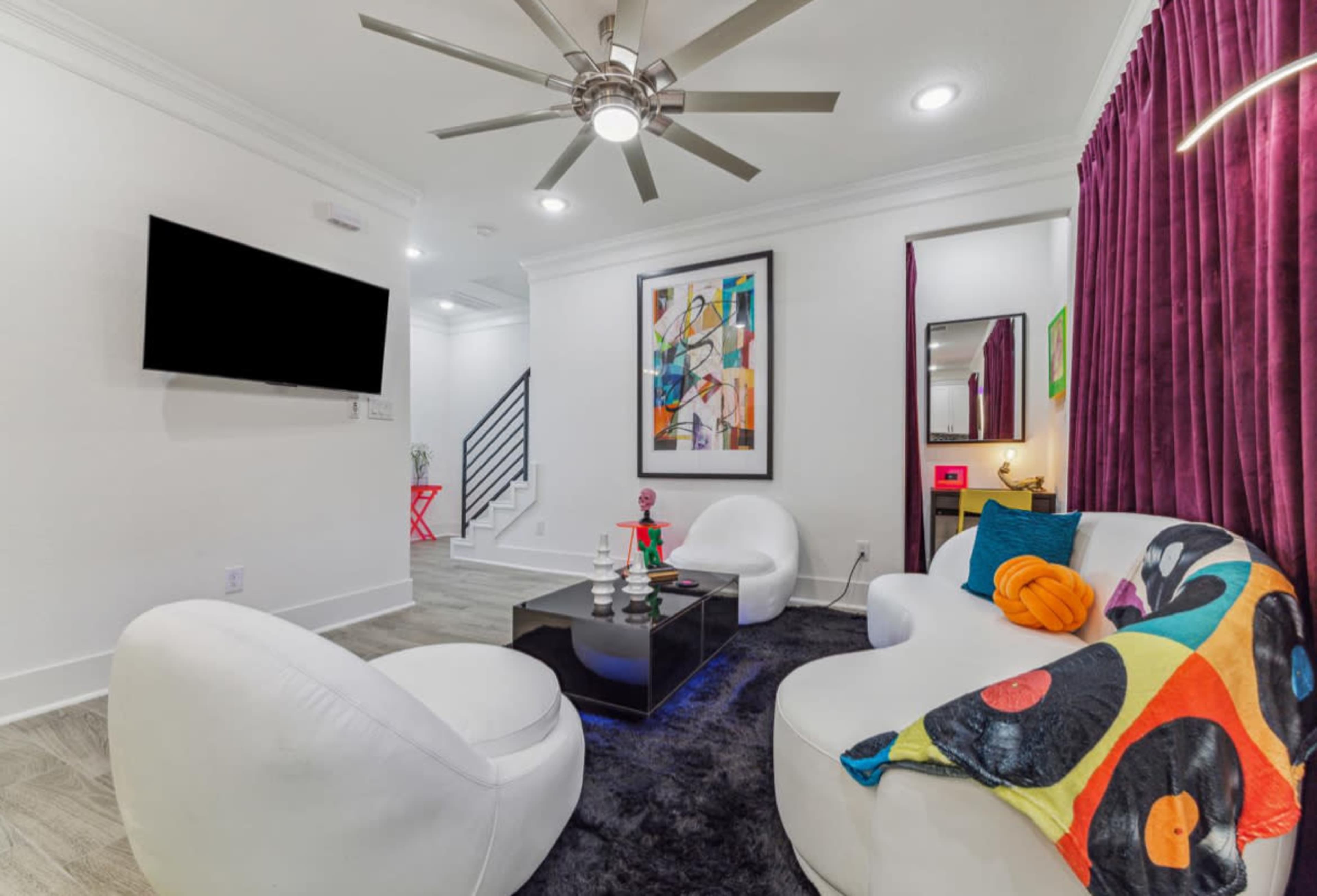 Urban modern townhome with views of the industrial train yard and downtown skyline Image in Greater Fifth Ward, Houston, TX