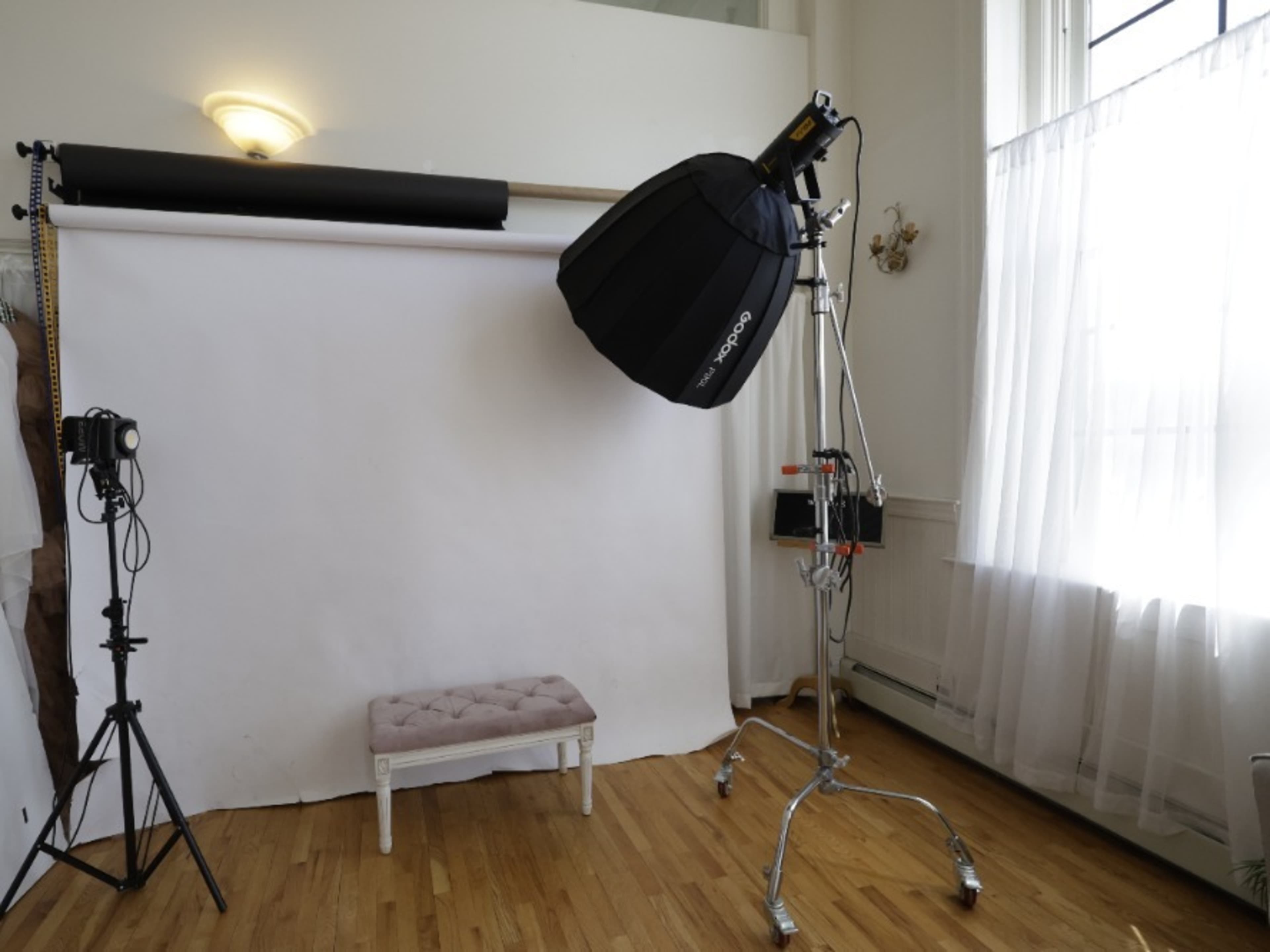 Strobe/constant light w/ boom stand