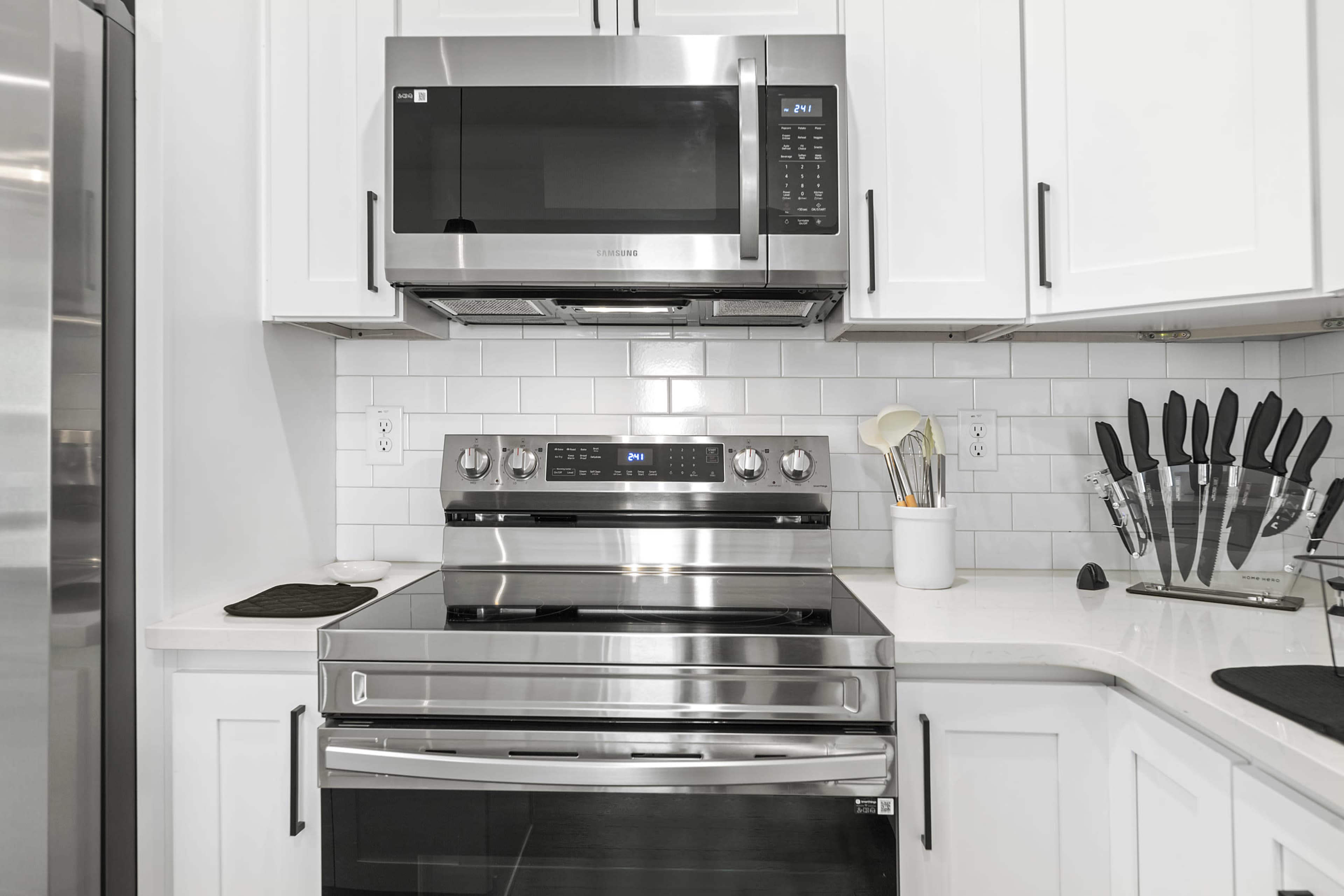 Spacious Modern Condo with Skyline View Image in Sylvan Hills, Atlanta, GA