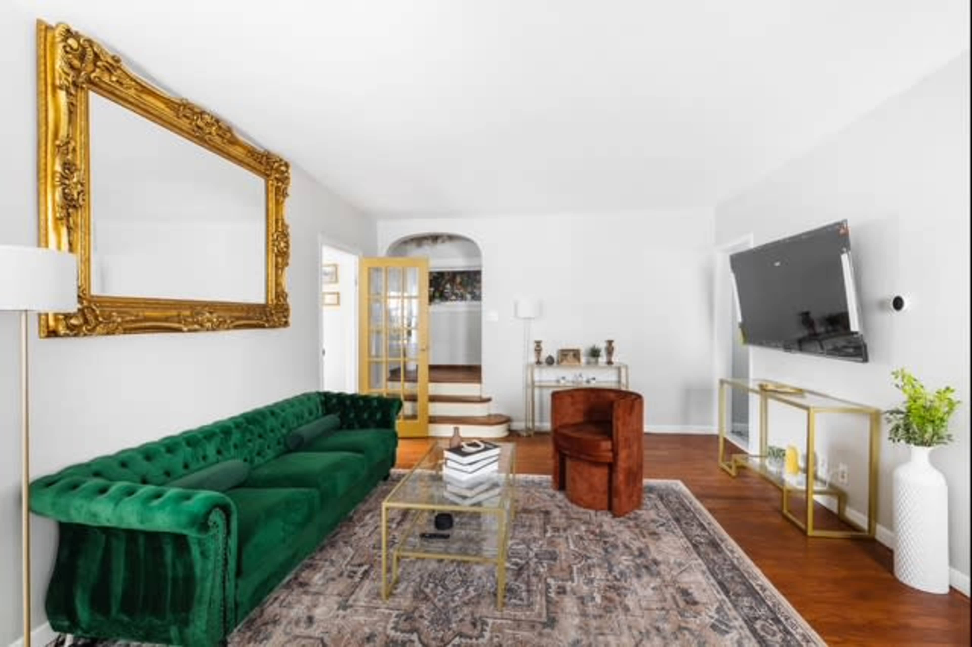 Vintage-Style Queens Home w/ Natural Light + Yard – Ideal for Shoots or Offsites Image in Hollis, Hollis, NY