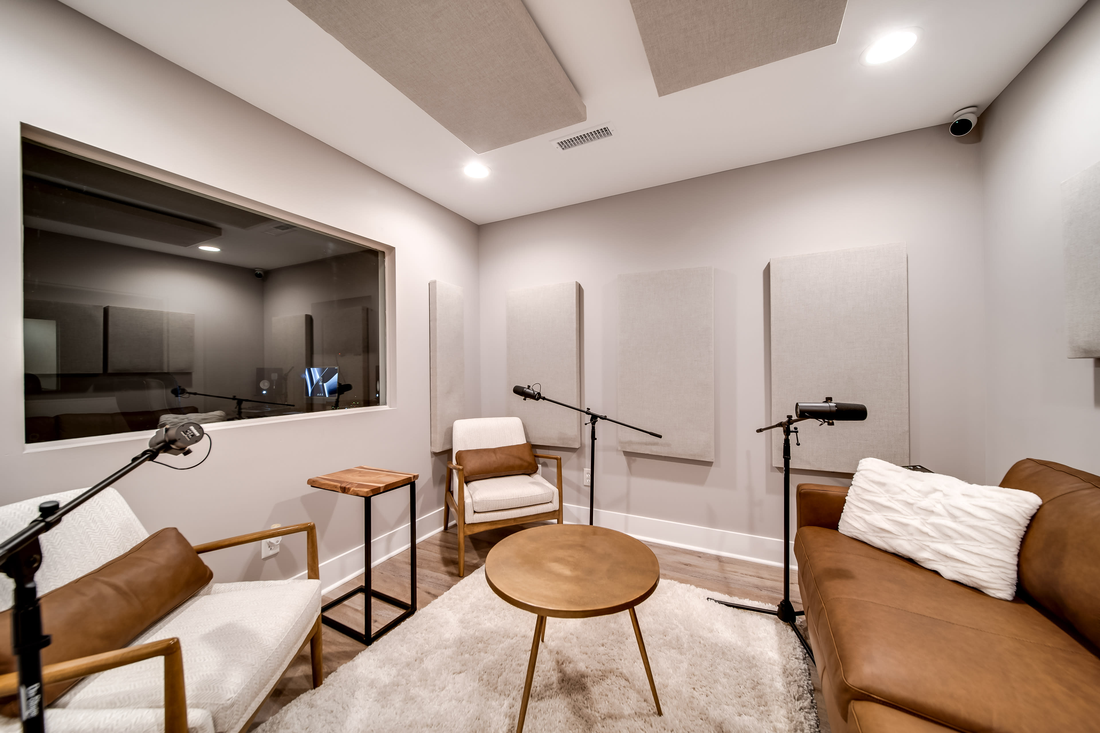 Professional Podcast Studio with High - Quality Equipment, Acoustics and Soundproof Image in Hendersonville, Hendersonville, TN