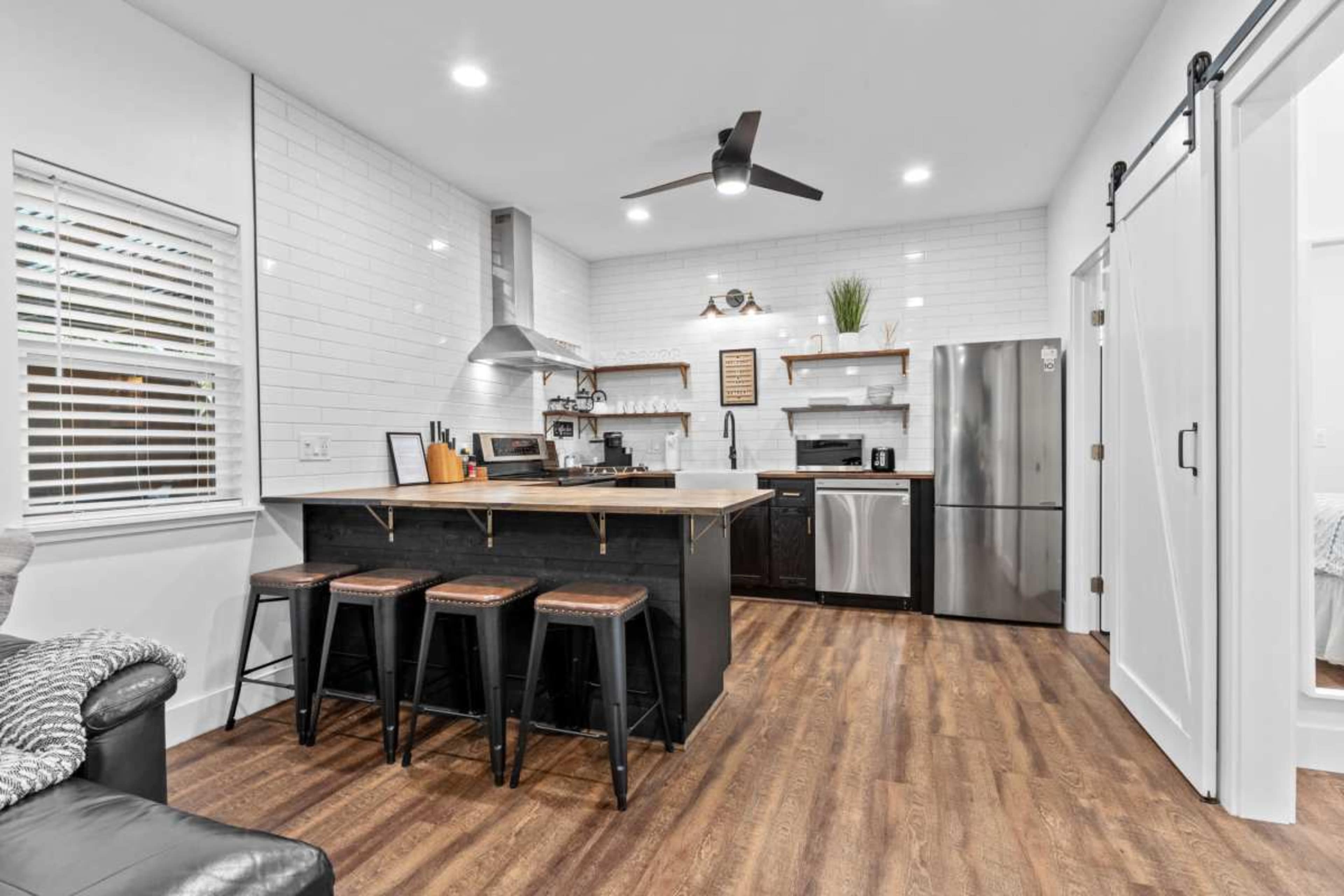 Spacious 2 Bedroom Midcentury Modern Farmhouse + Outdoor Patio Lounge Image in Park, Folsom, CA