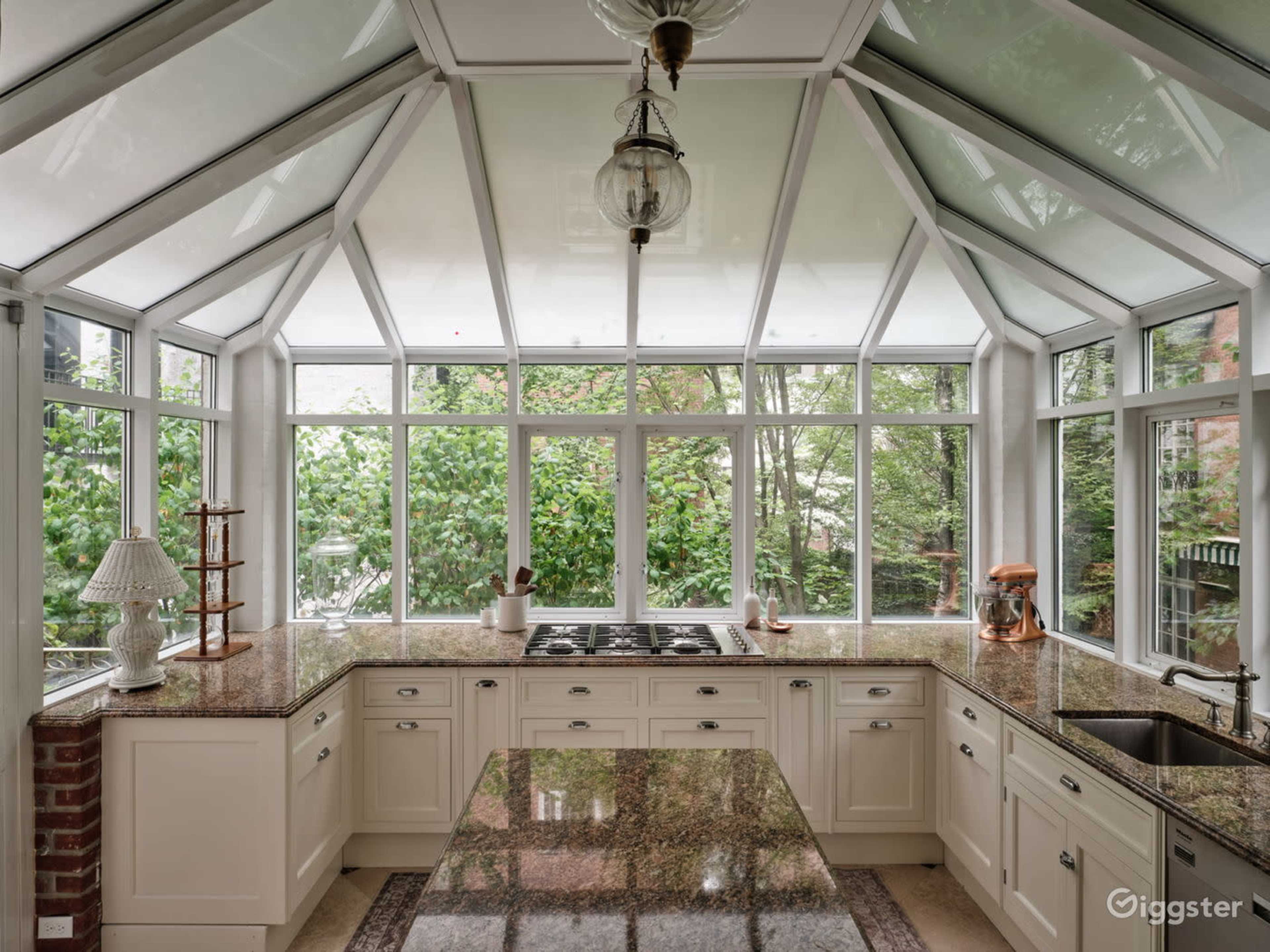 Charming Downtown Home with Modern Kitchen and Elegant Dining Room - Main Floor Image in Lenox Hill, Manhattan, NY