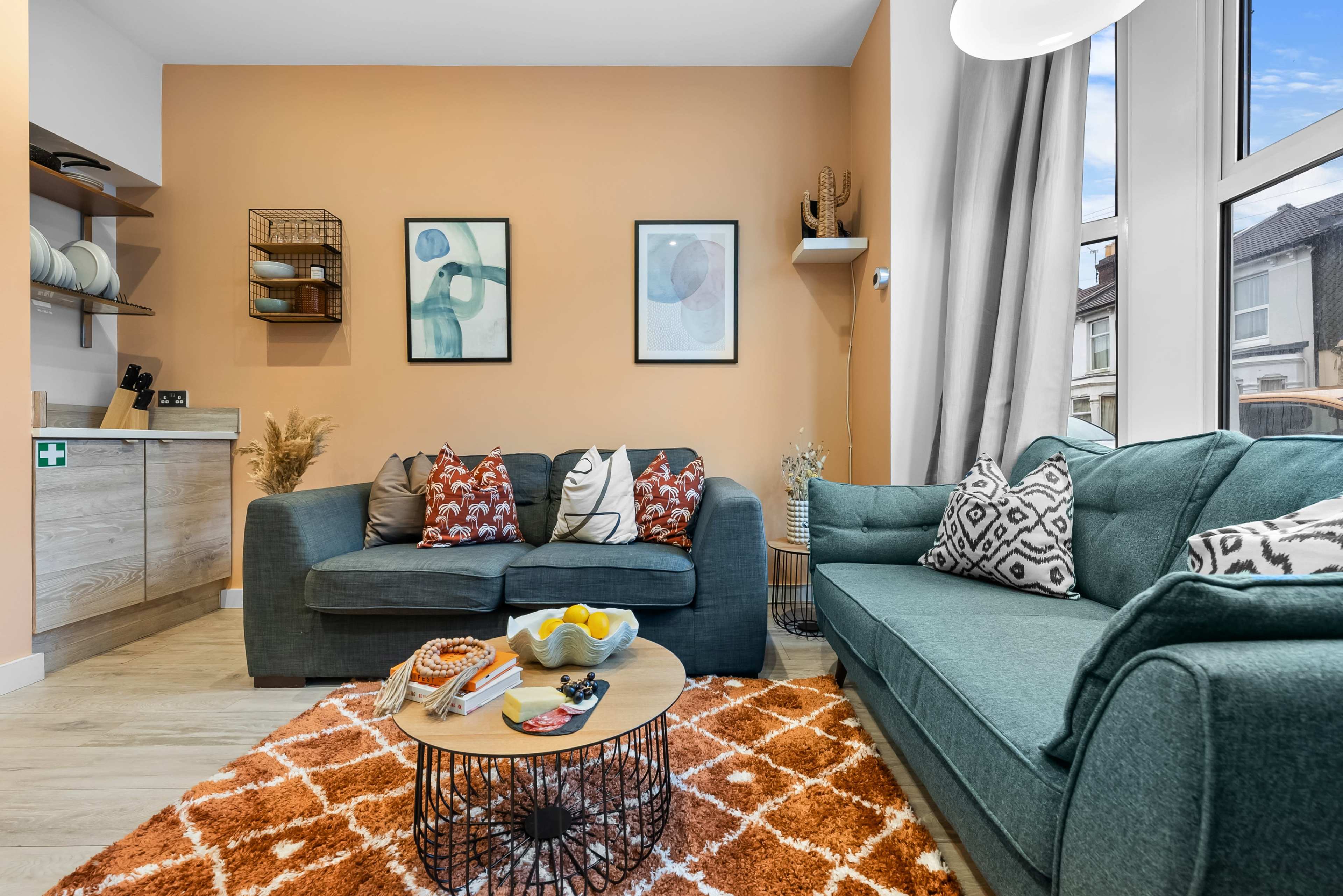 Aylesbury  Manor Stylish 3-BR House, Sleeps 6 Image in Fratton, Fratton, ENG