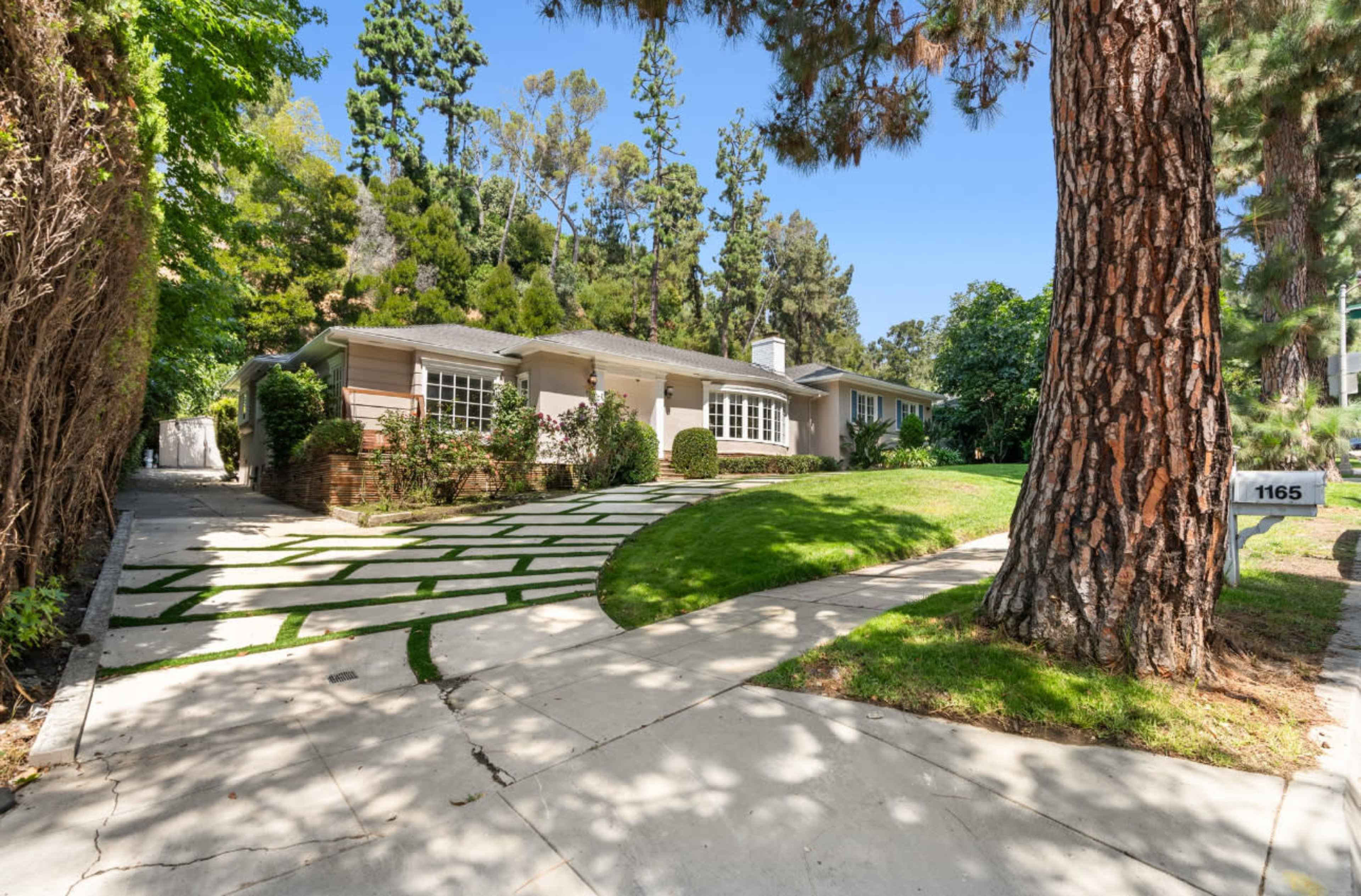 Cute old style 1940s house for photoshoot and video shoot Image in Beverly Hills, Beverly Hills, CA