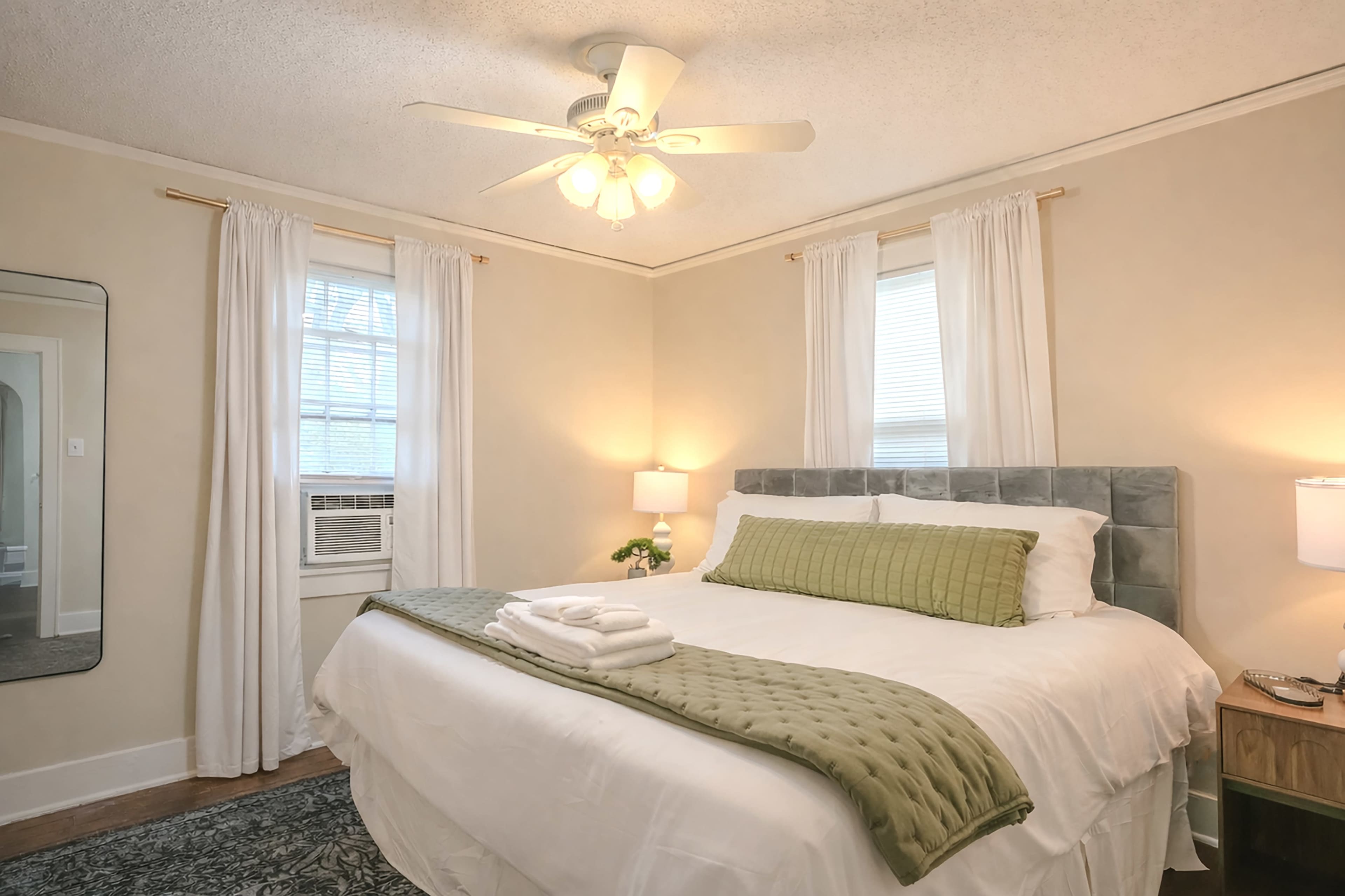 Centrally Located King Bed Midtown Crosstown 1428 Image in Crosstown, Memphis, TN