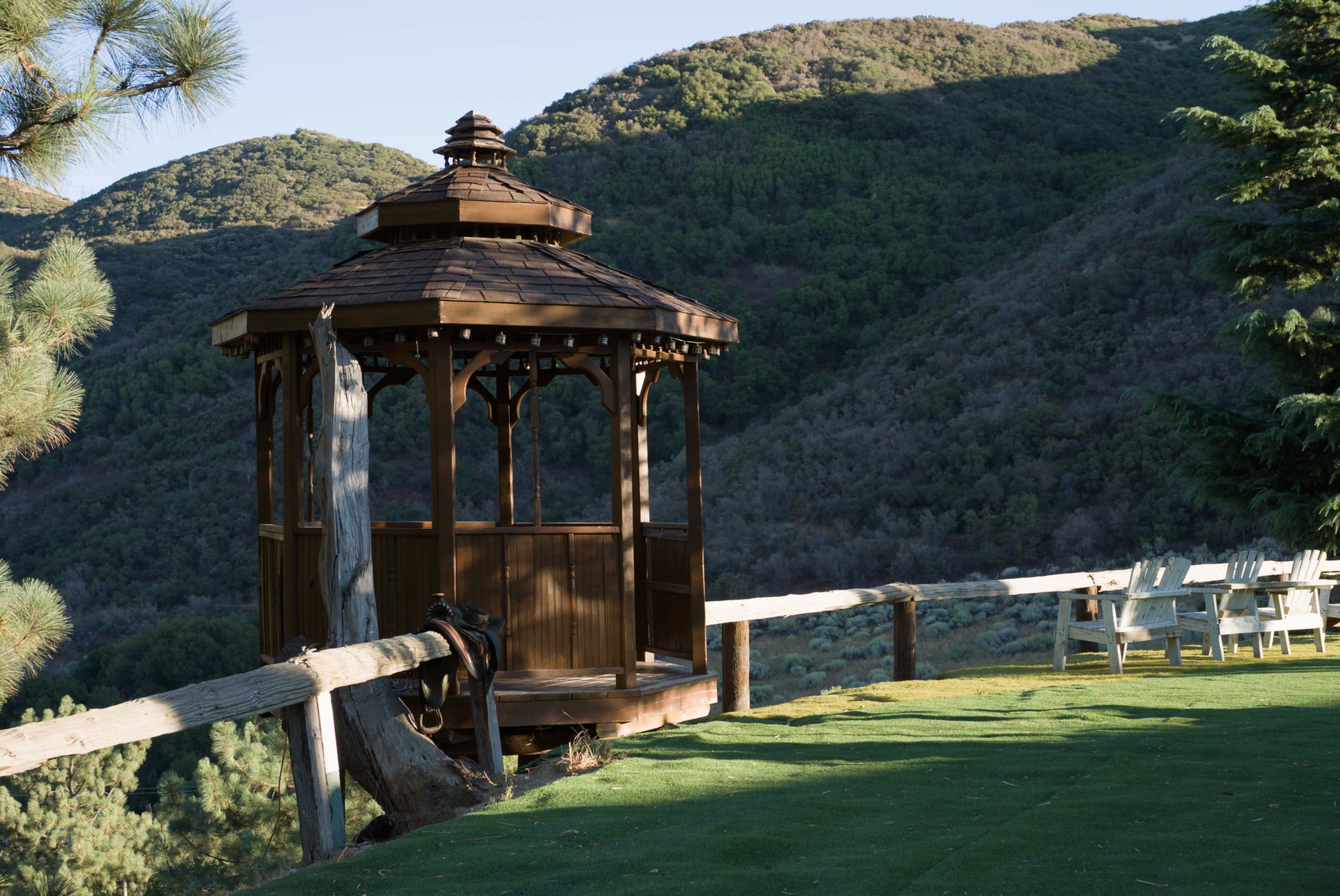 Cliffside Gazebo Overlooking Desert Valley Image in Leona Valley, Leona Valley, CA