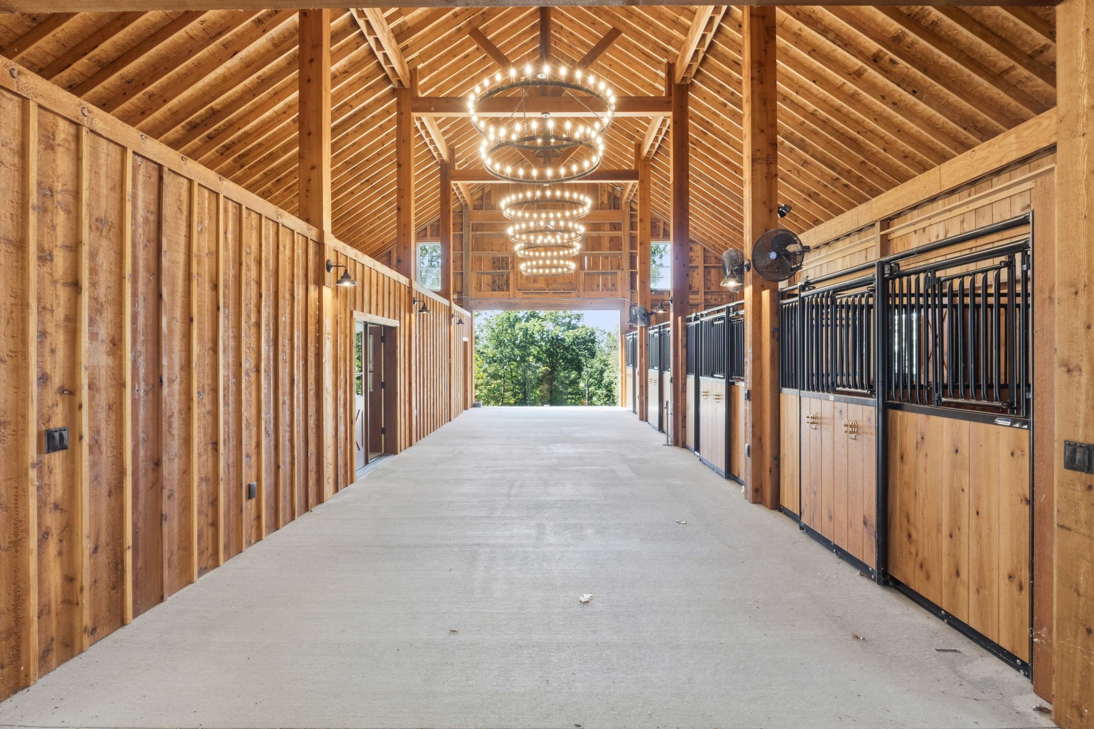 Rustic Luxury Horse Barn & 22-Acre Pasture in Franklin Image in Bellevue, Franklin, TN