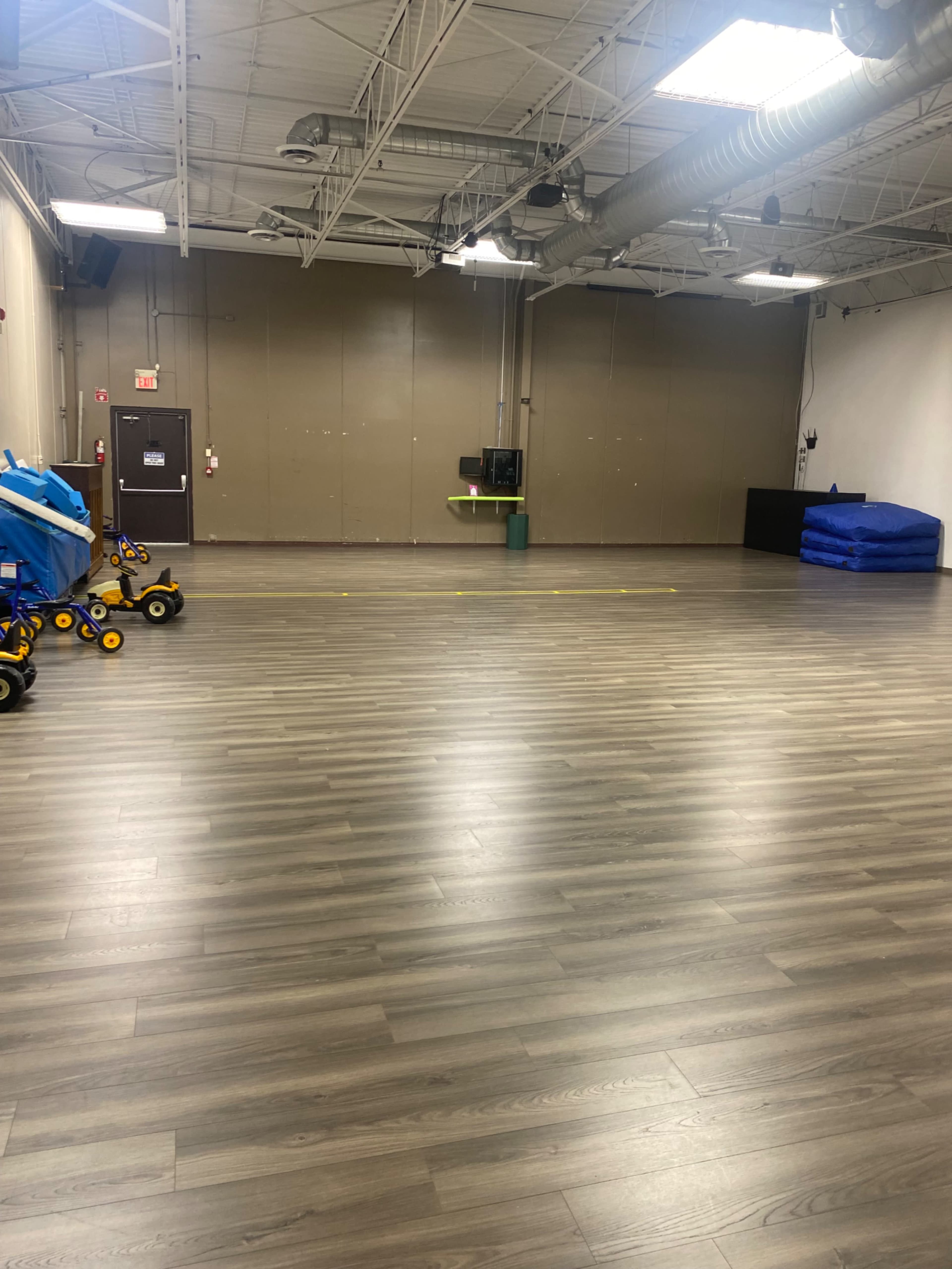 Large mixed used open concept studio with high ceilings. Image in Markham, Markham, ON