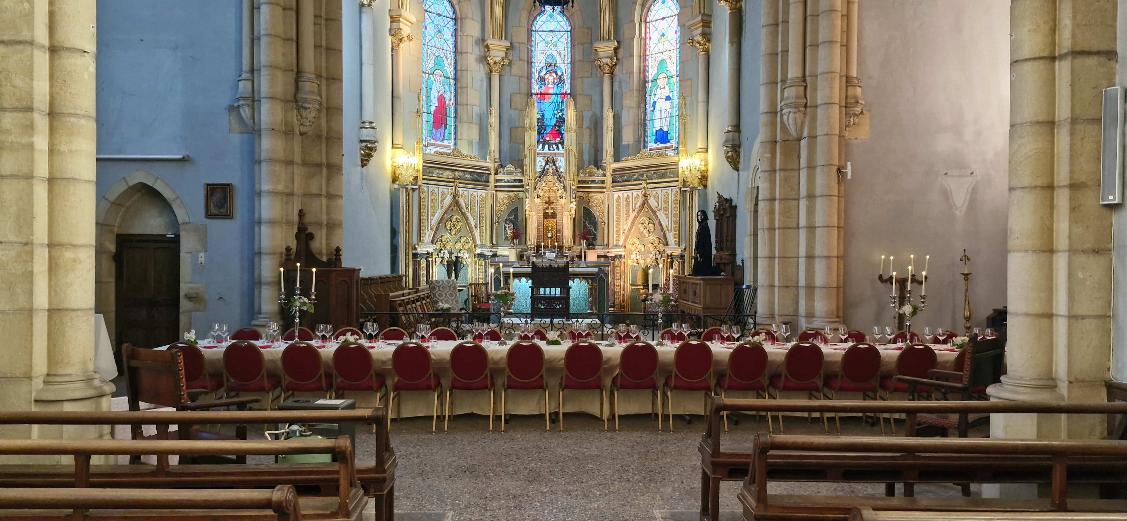 Domaine verdoyant avec chapelles et espaces de réception prestigieux. Image in , Saint Laurent en Brionnais