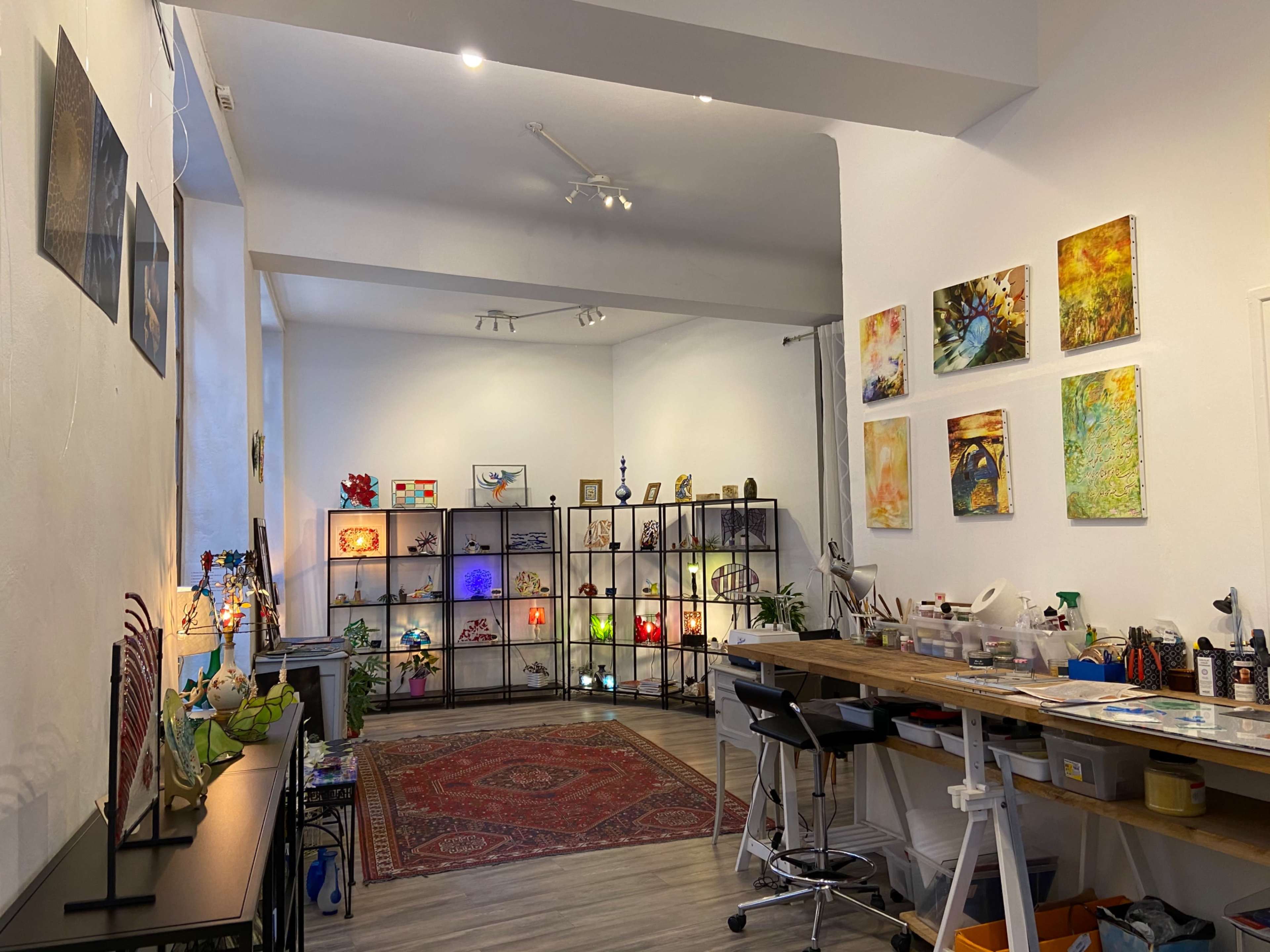 Atelier lumineux dans le quartier historique de Bayonne, près de la Cathédrale Image in , Bayonne