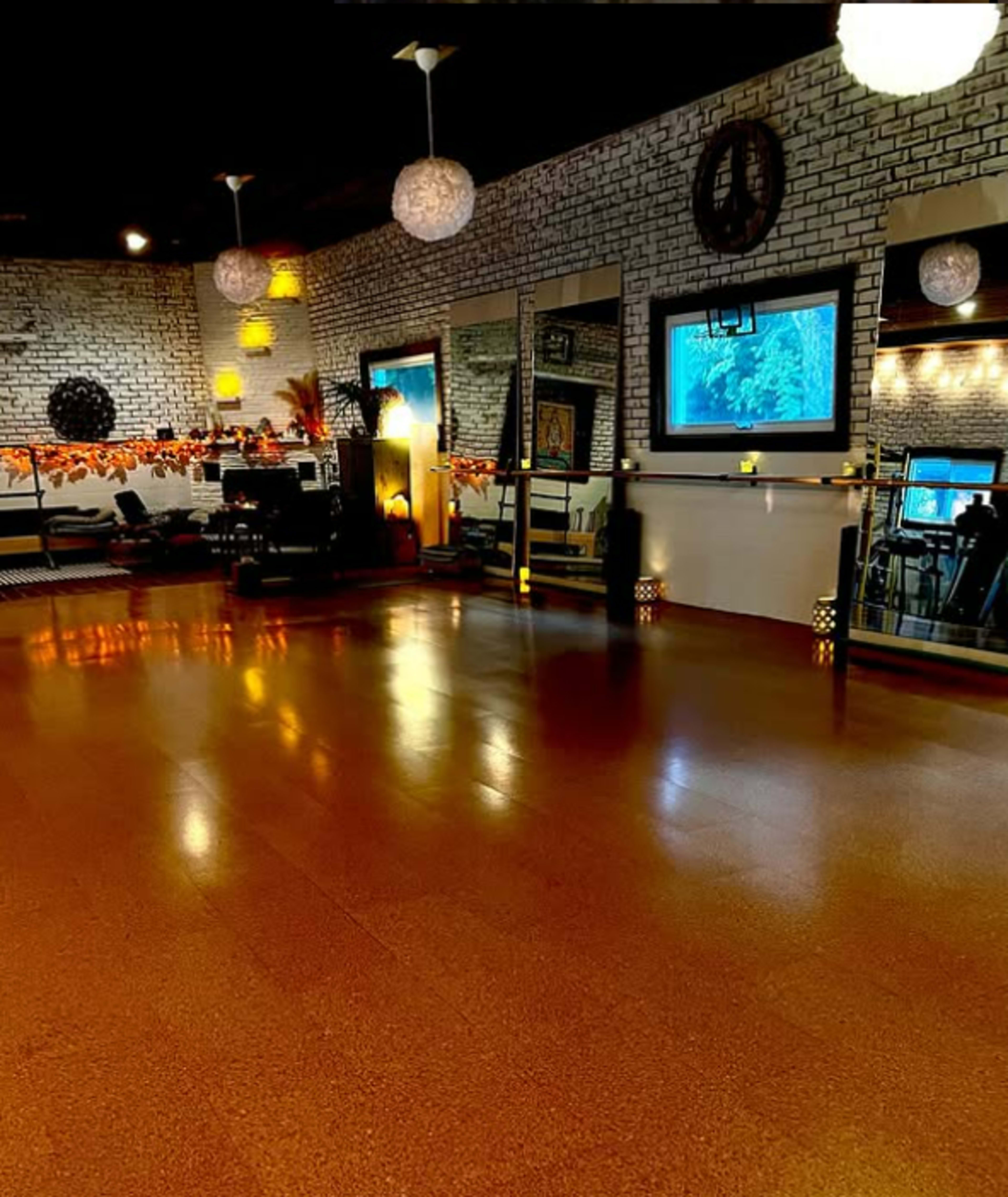 Beautiful, Bright, White Brick Studio with an abundance of Natural Light and a Fireplace! Image in Flamborough, Freelton, ON