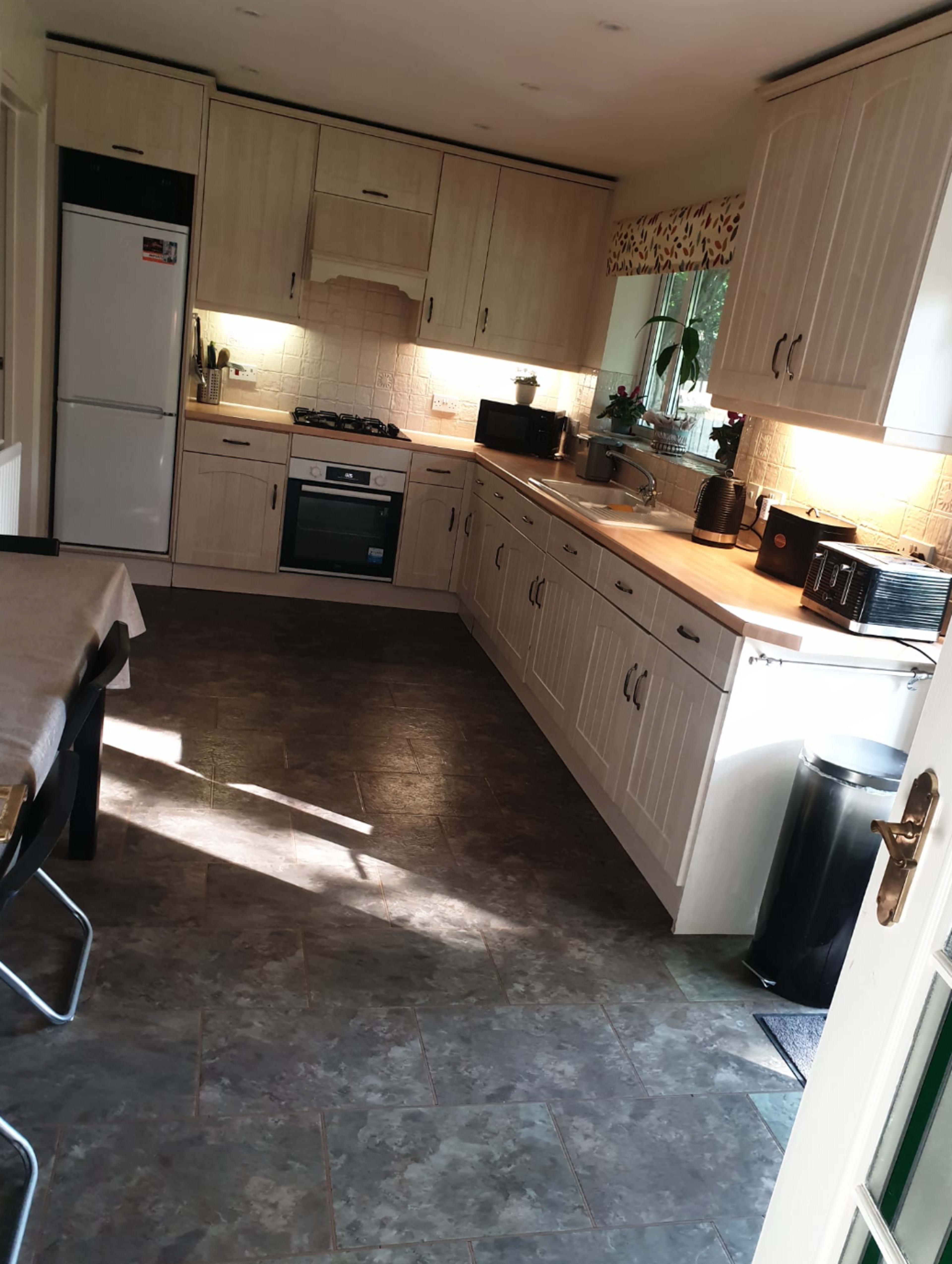 OFFICE DESK IN A PEACEFUL SETTING Image in Caterham-on-the-Hill, London, ENG