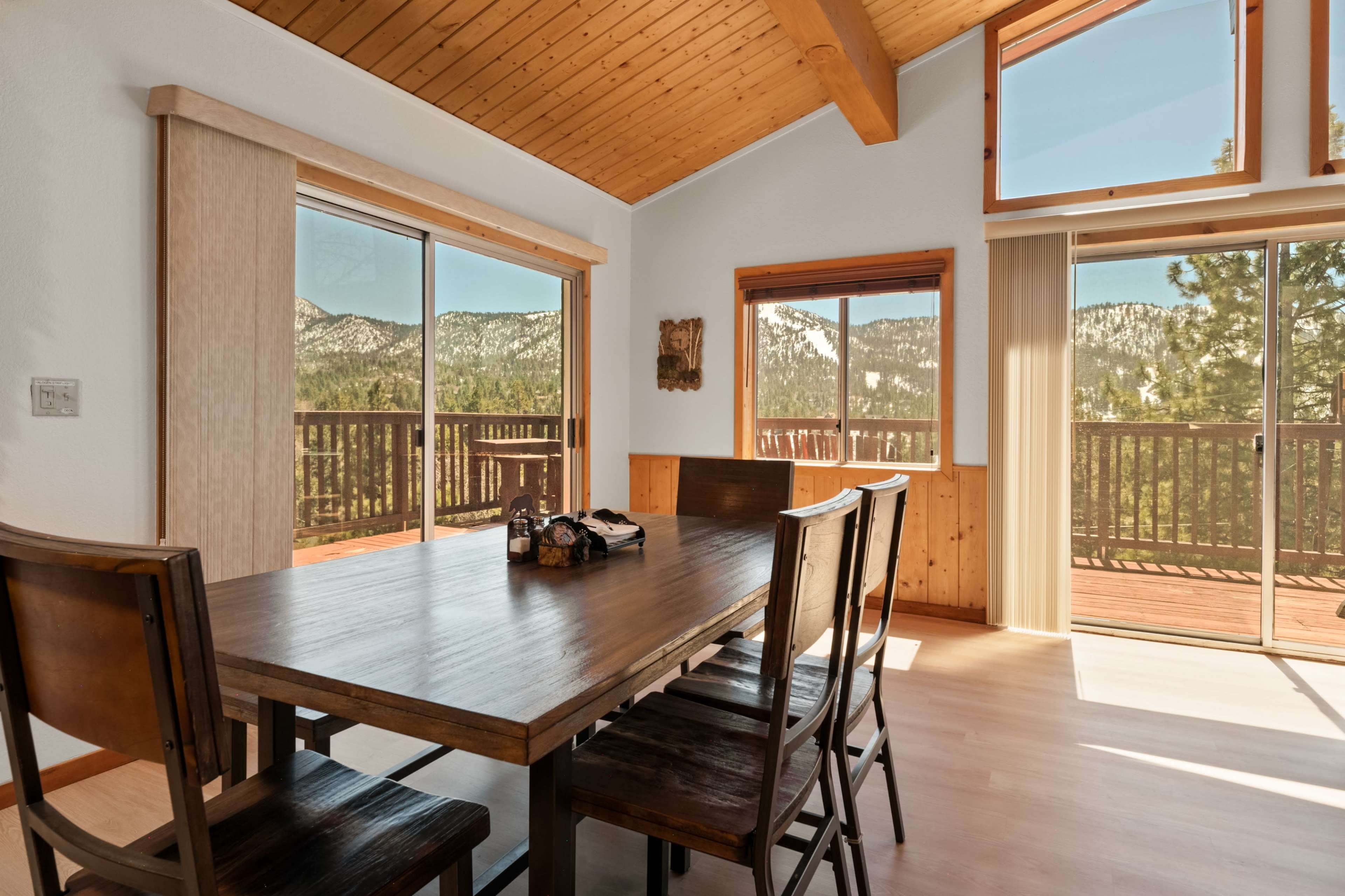 Stunning Cabin w/gorgeous views, deck, yard &  spa. Image in Big Bear Lake, Big Bear Lake, CA