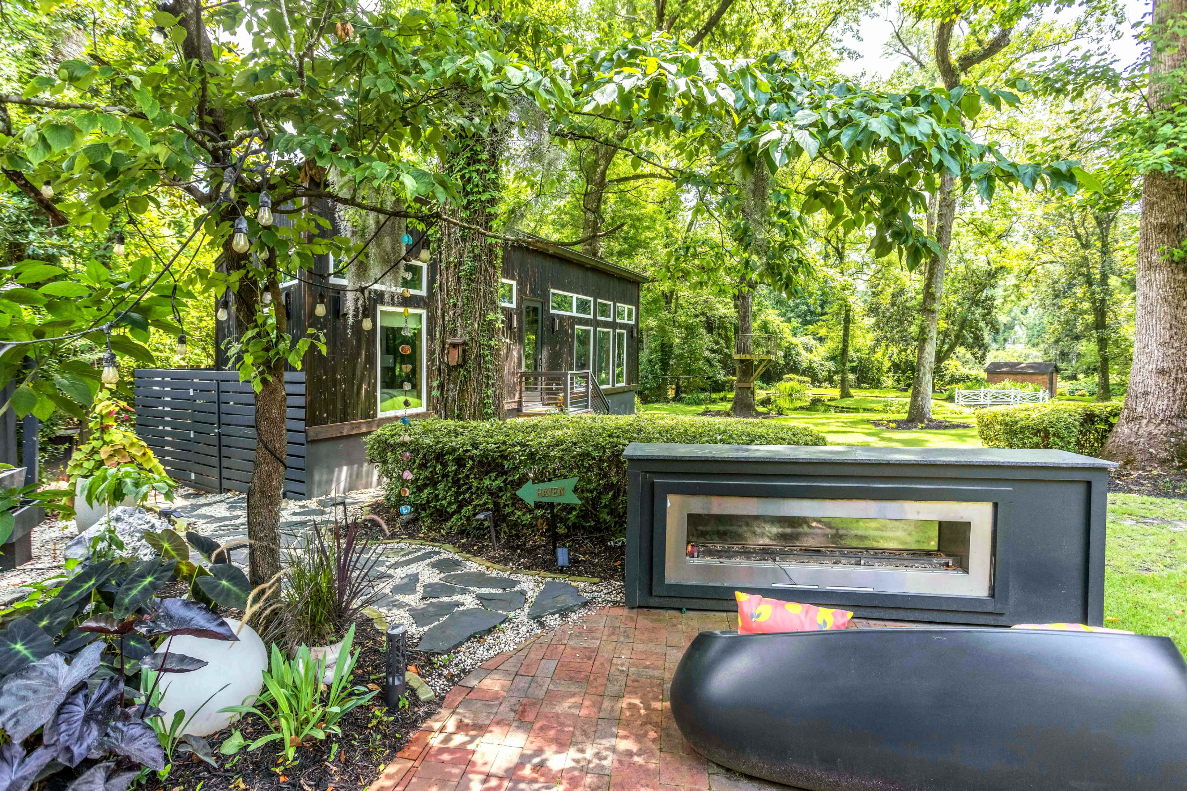 Treehouse on the Ground Guest House with Nature Oasis Backyard Image in Beaumont, Wilmington, NC