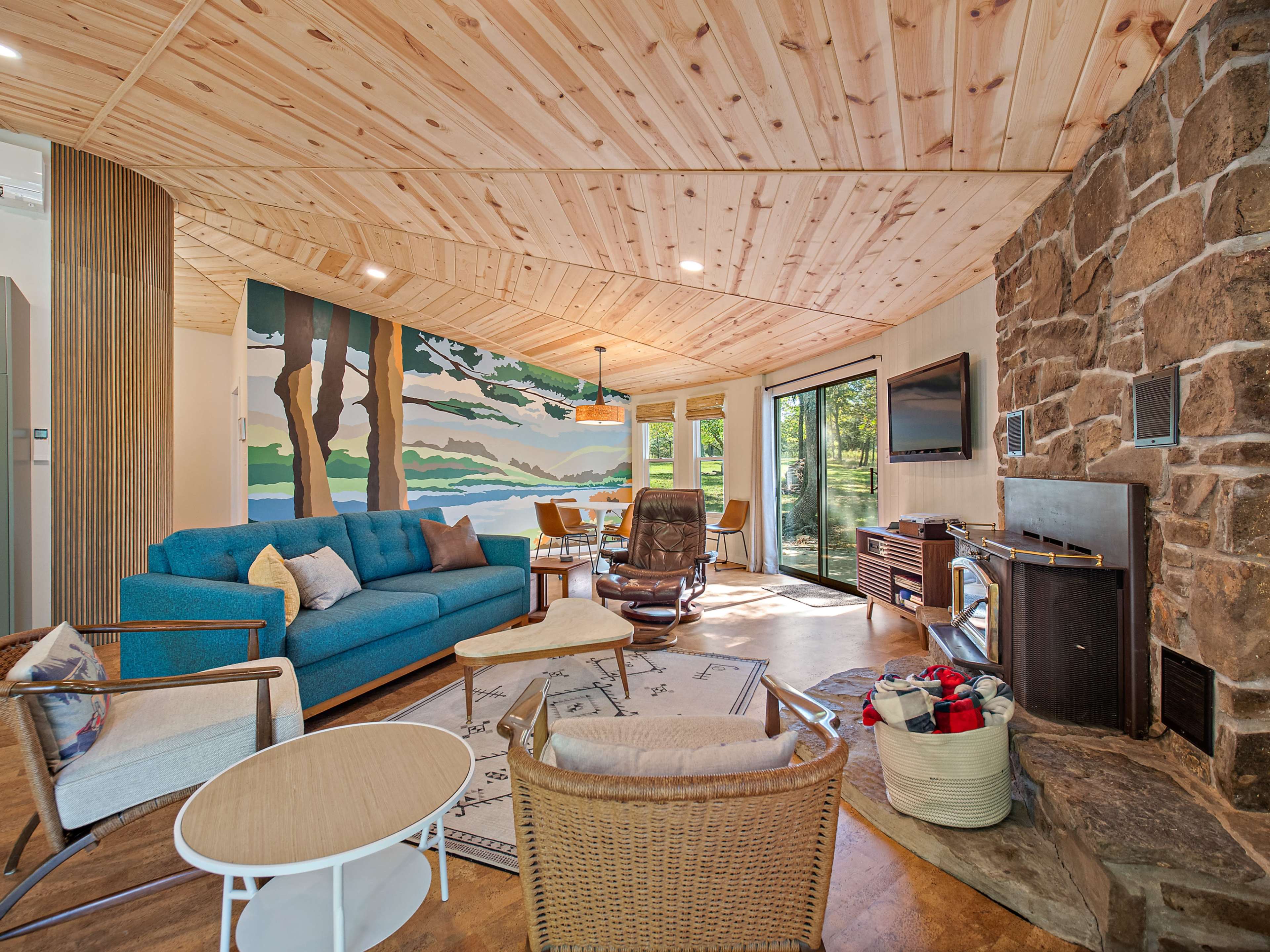 Unique, Round Mid-Century Lake Home Image in White River Township, Shell Knob, MO