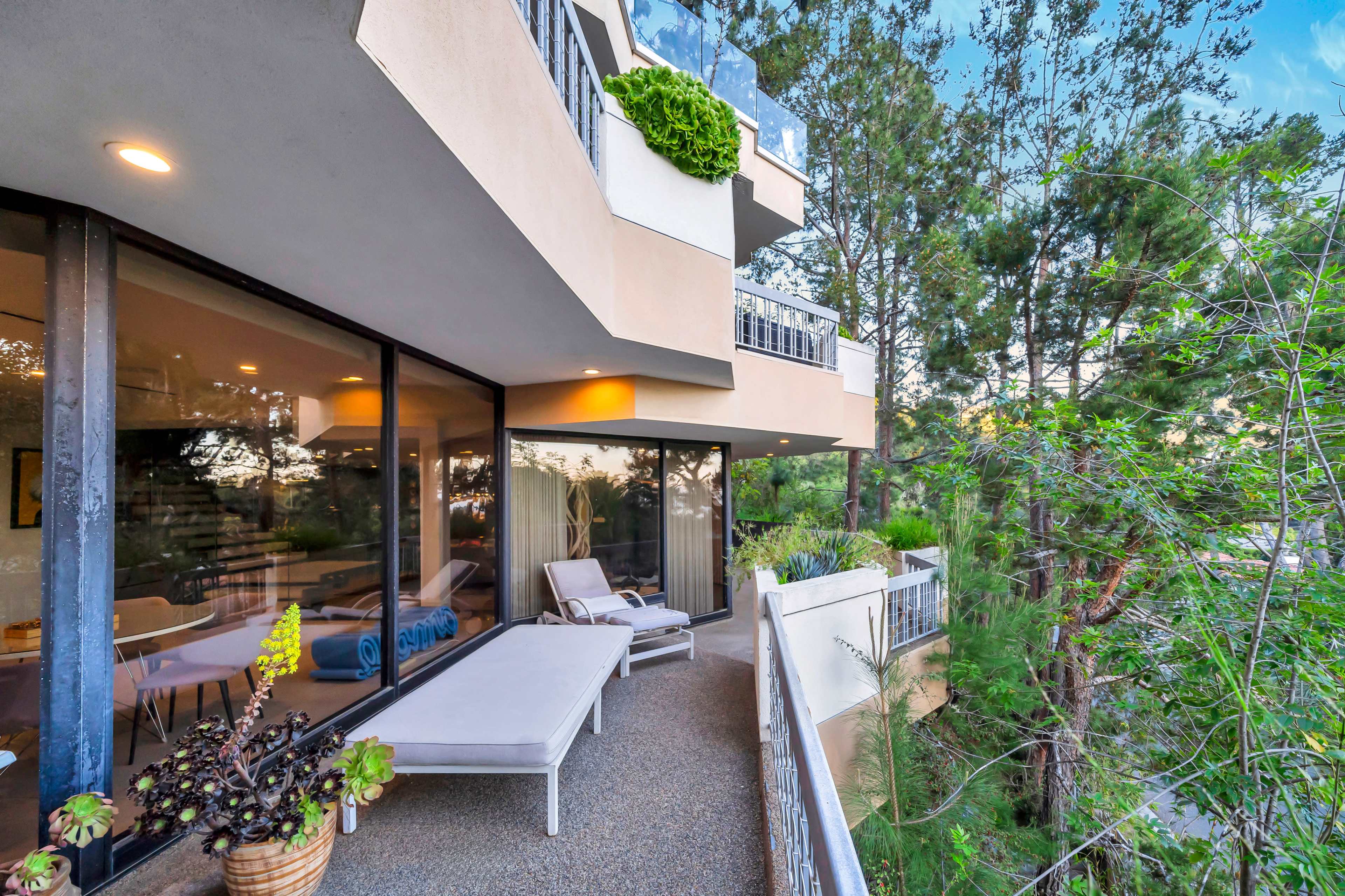 Beverly Hills Mansion w/ Luxurious Interior Design Image in Trousdale Estates, Beverly Hills, CA