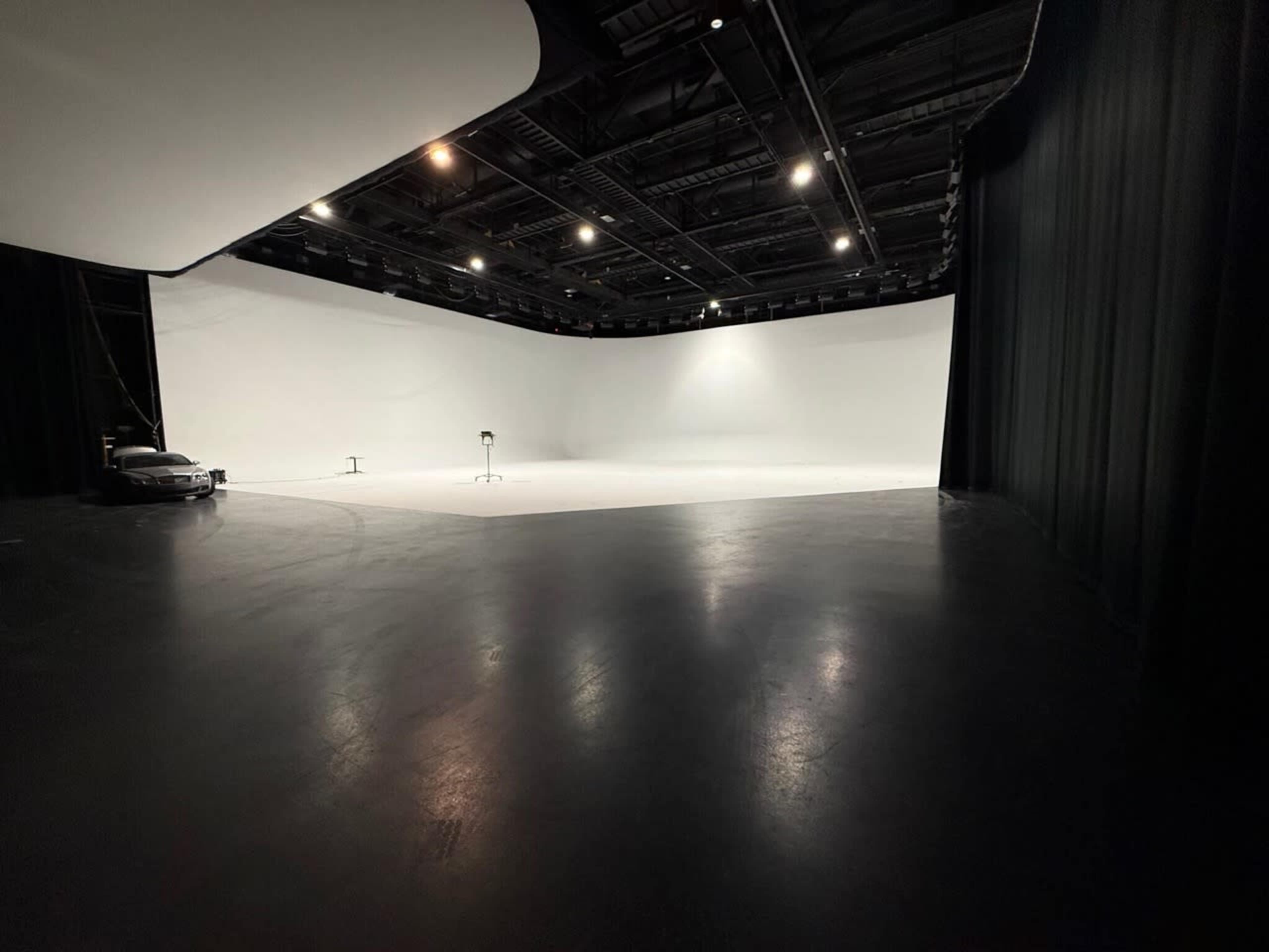 15,000 Sq Ft Professional Soundstage with 32' Cyc | Detroit Film & Production Studio Image in Farmington Hills, Farmington Hills, MI
