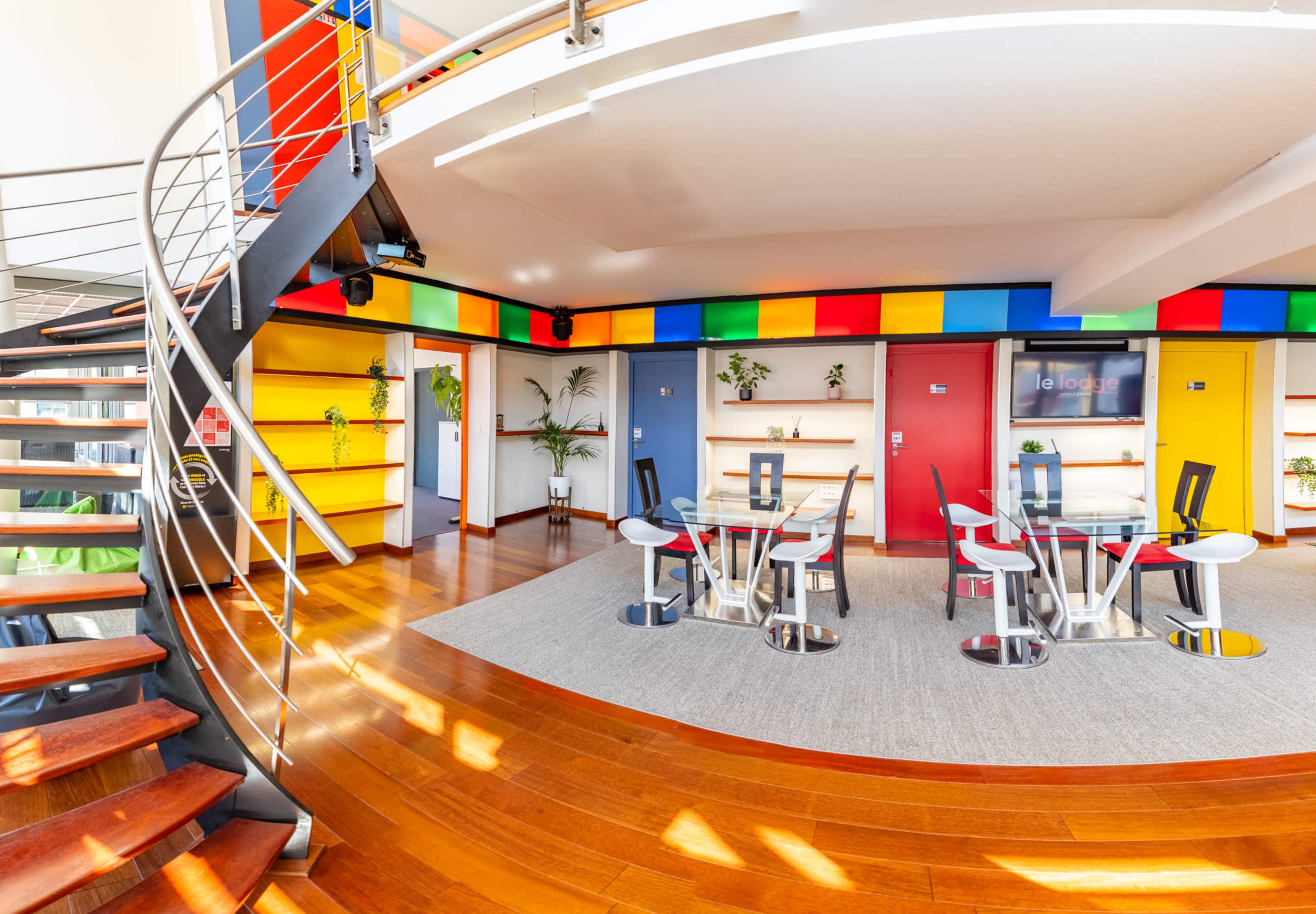 Loft chaleureux aux divers espaces : professionnel, réception, détente et loisir Image dans Polygone, Strasbourg, 