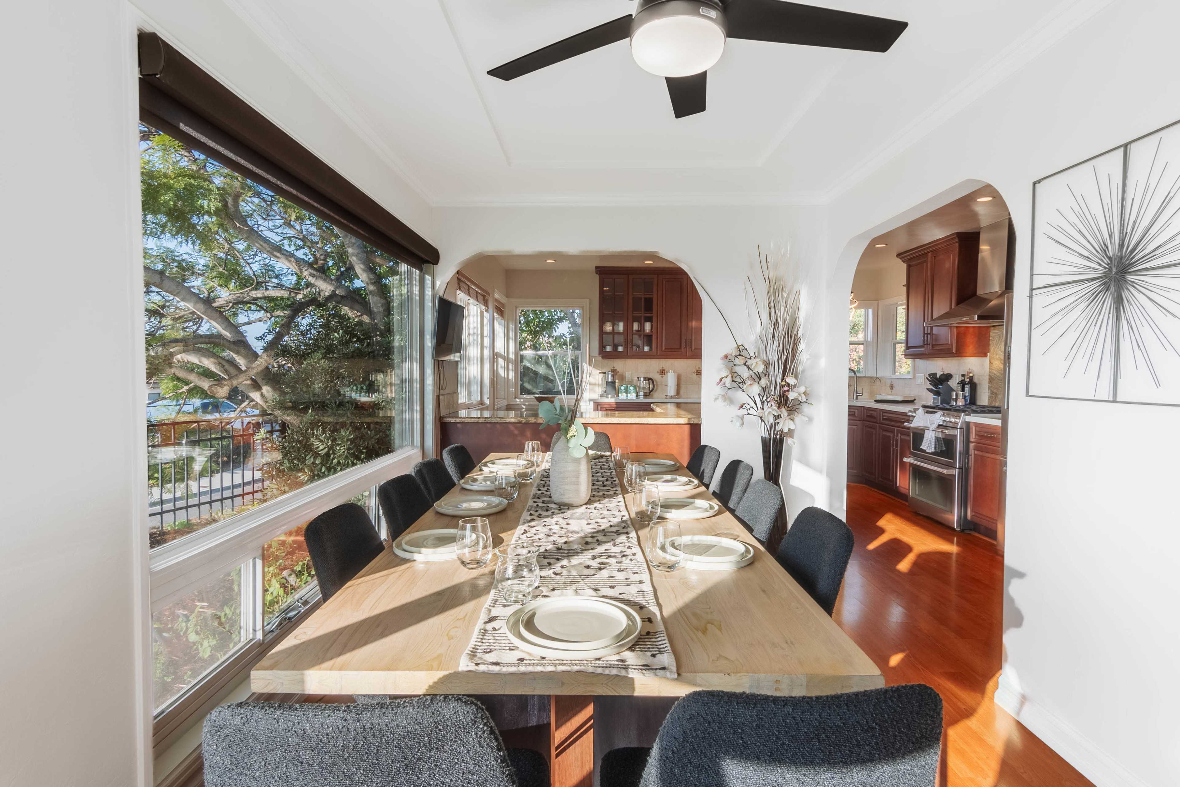 Views of Seaworld, Mission Bay, large living/dining room/game room/jacuzzi Image in Morena, San Diego, CA