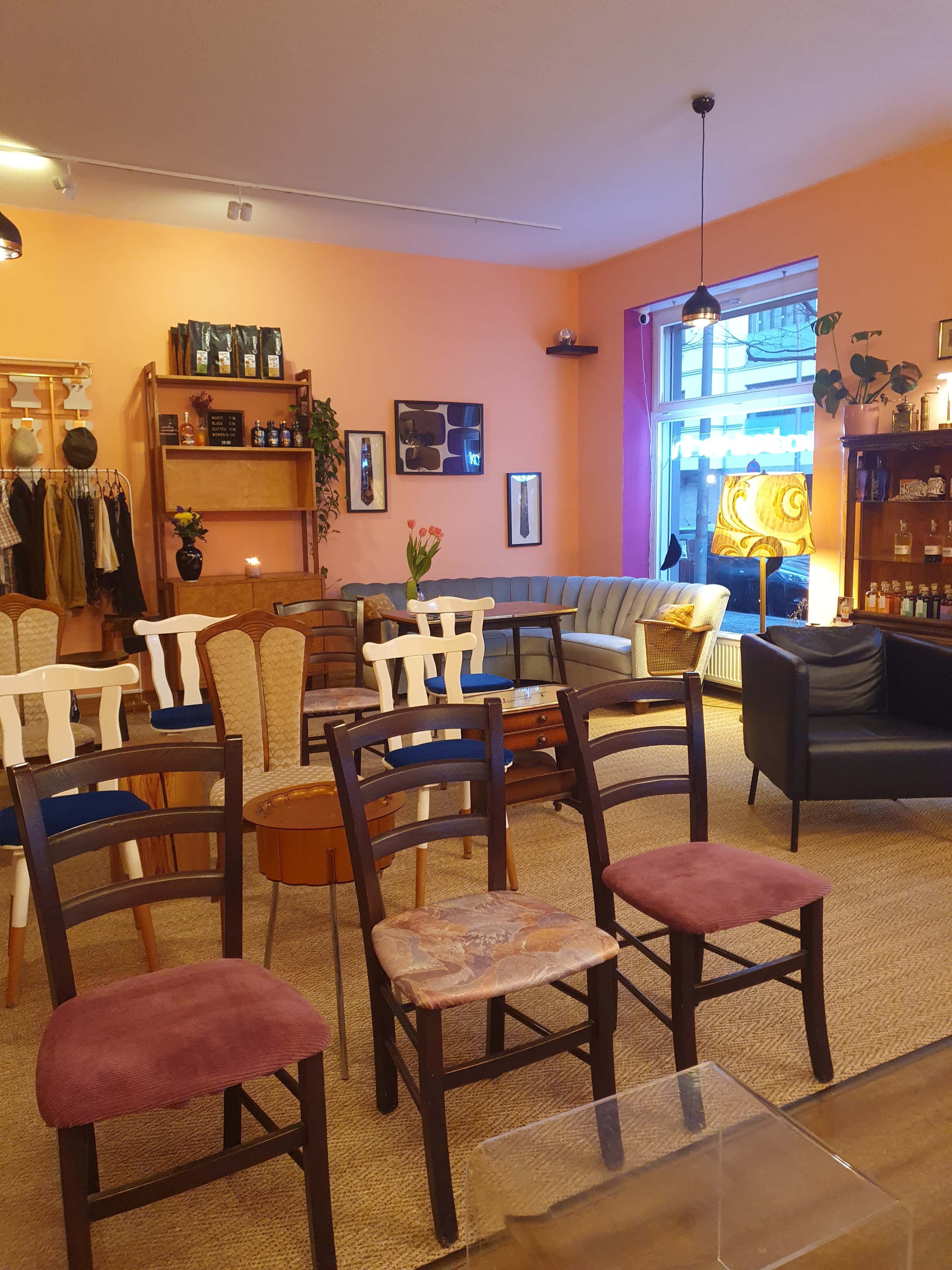 Laden mit Cafe charme an der Florastrasse Image in Pankow, Berlin, 