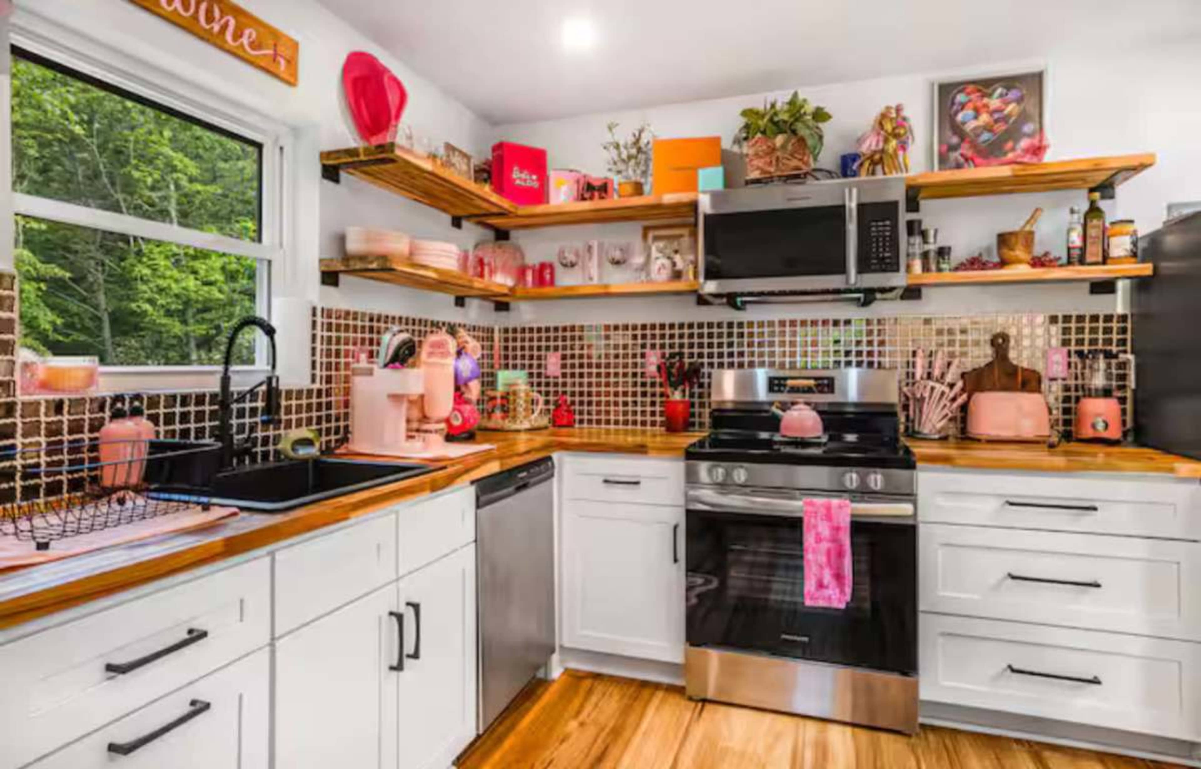 Black Mountain Barbie House 5 Min from Town Image in , Black mountain, NC