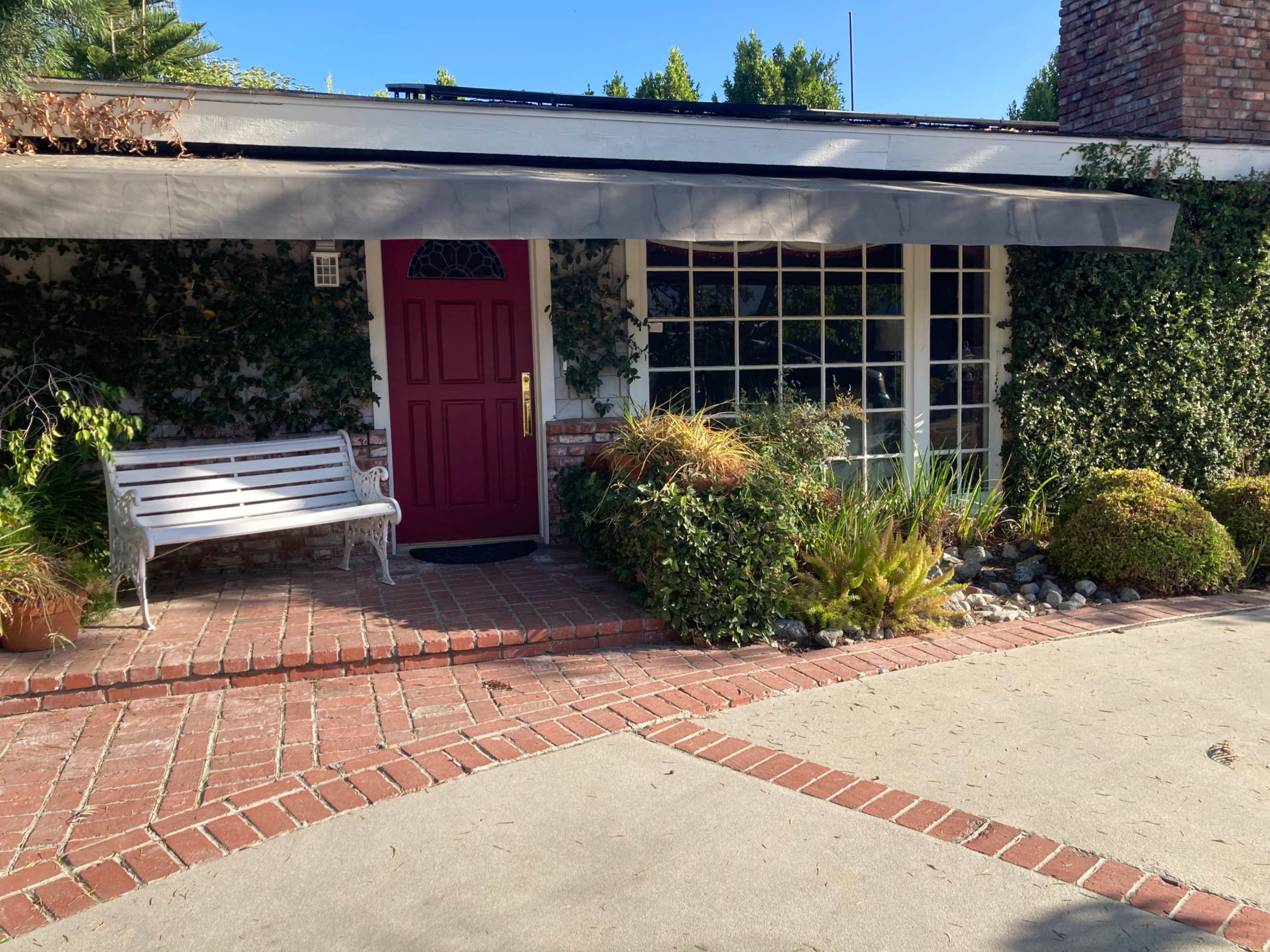 “Tarzana Love Nest” Cute, cuddly, homey, Cape Cod in exclusive Los Angeles Image in Tarzana, Tarzana, CA