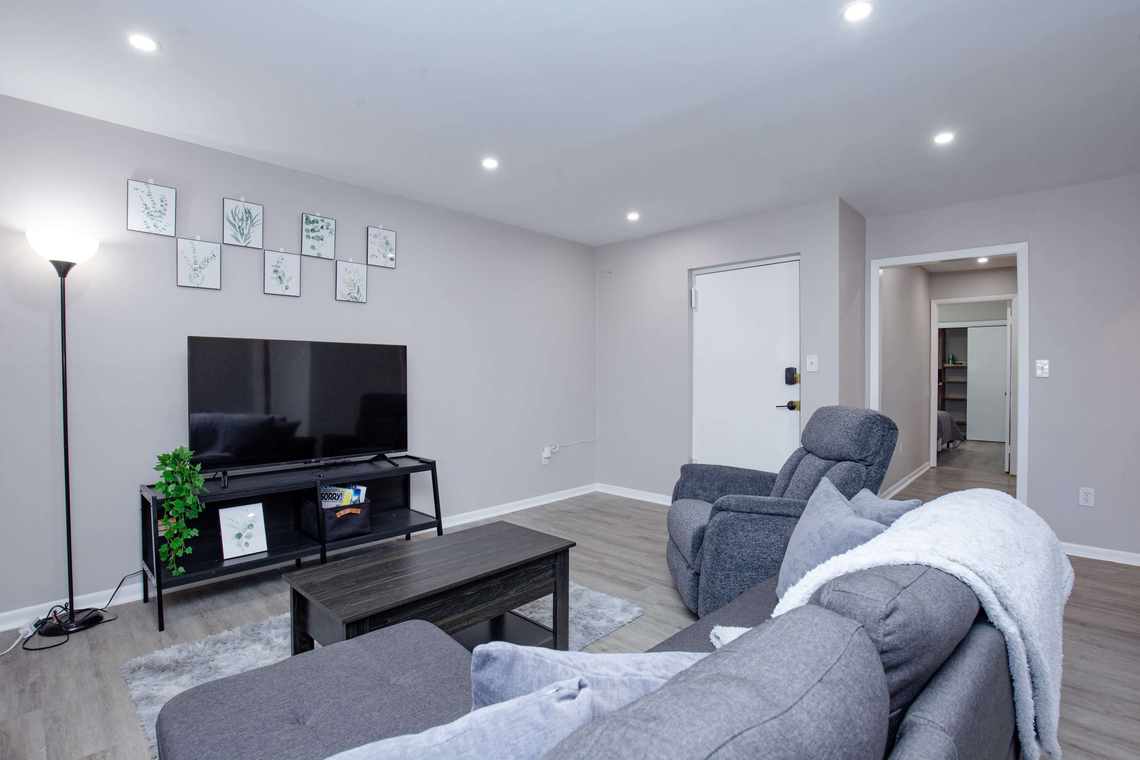Cozy 2BR Home | 30 Min NYC | Yard + Free Streaming Image in East Orange, East Orange, NJ