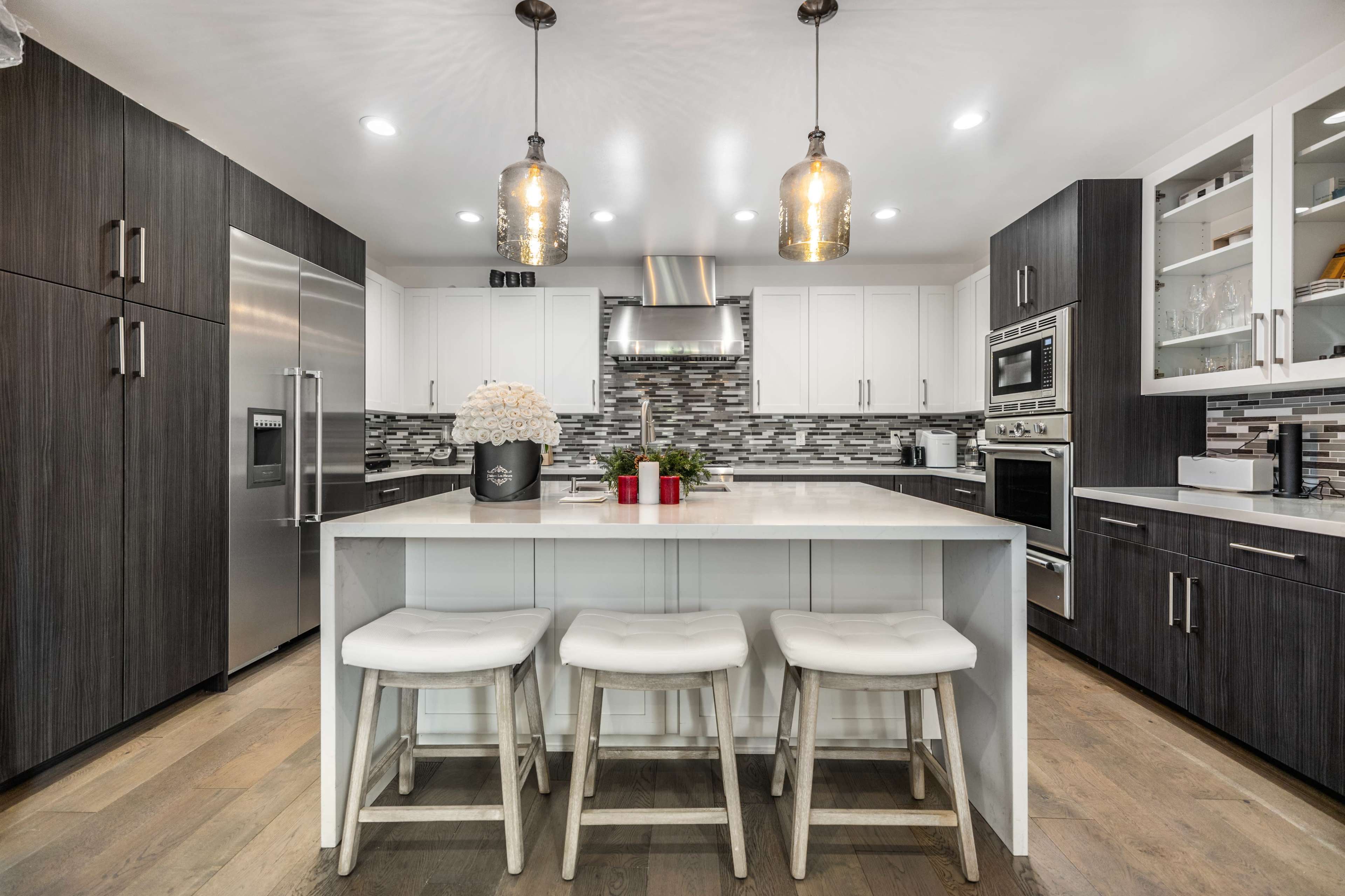 EDINBURGH SPANISH BUNGALOW/ COURTYARD CHARM Image in Beverly Grove, Los Angeles, CA