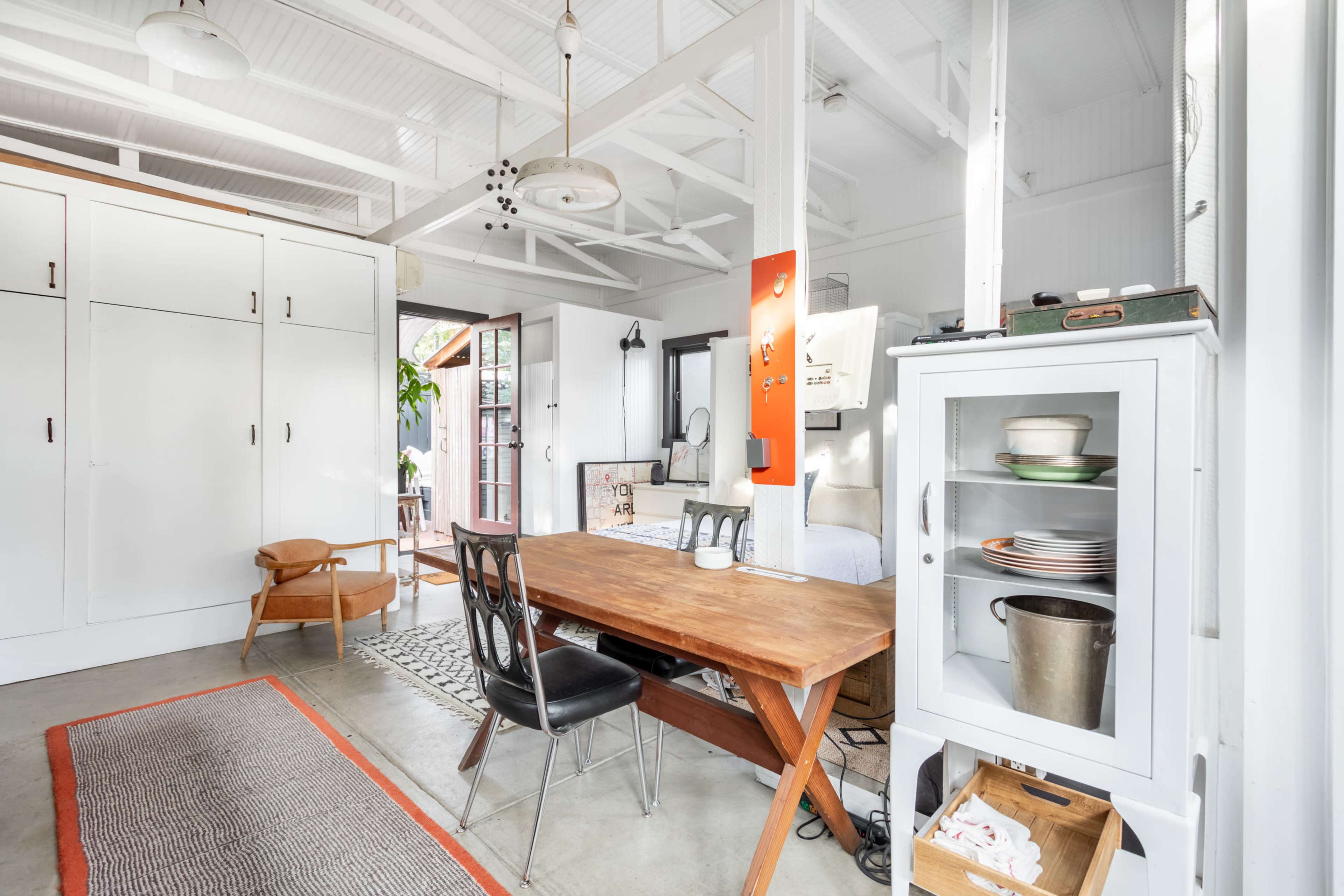 Light-Filled Mod Silverlake Studio Image in Los Feliz, Los Angeles, CA