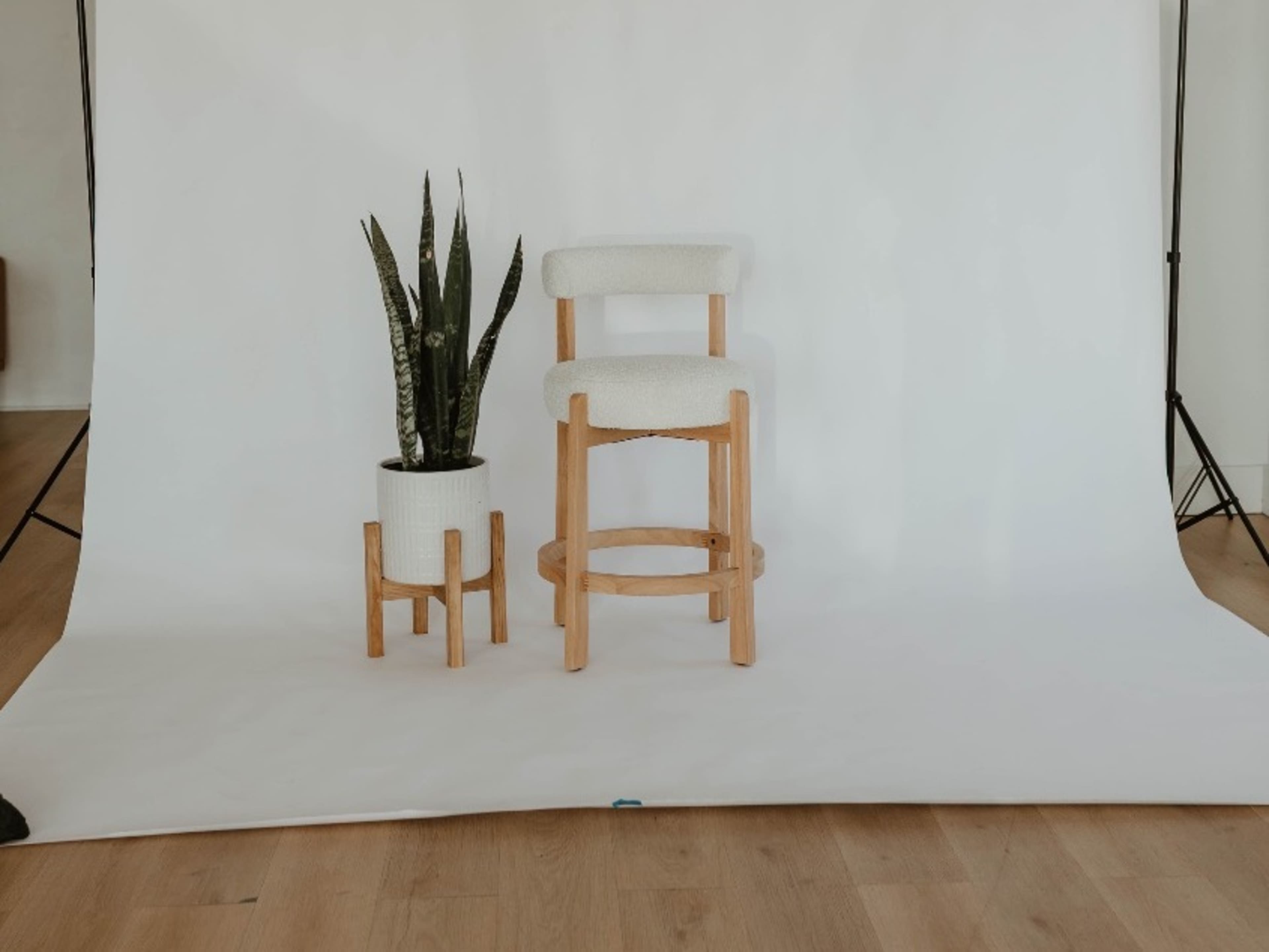 White Seamless Paper & Stand