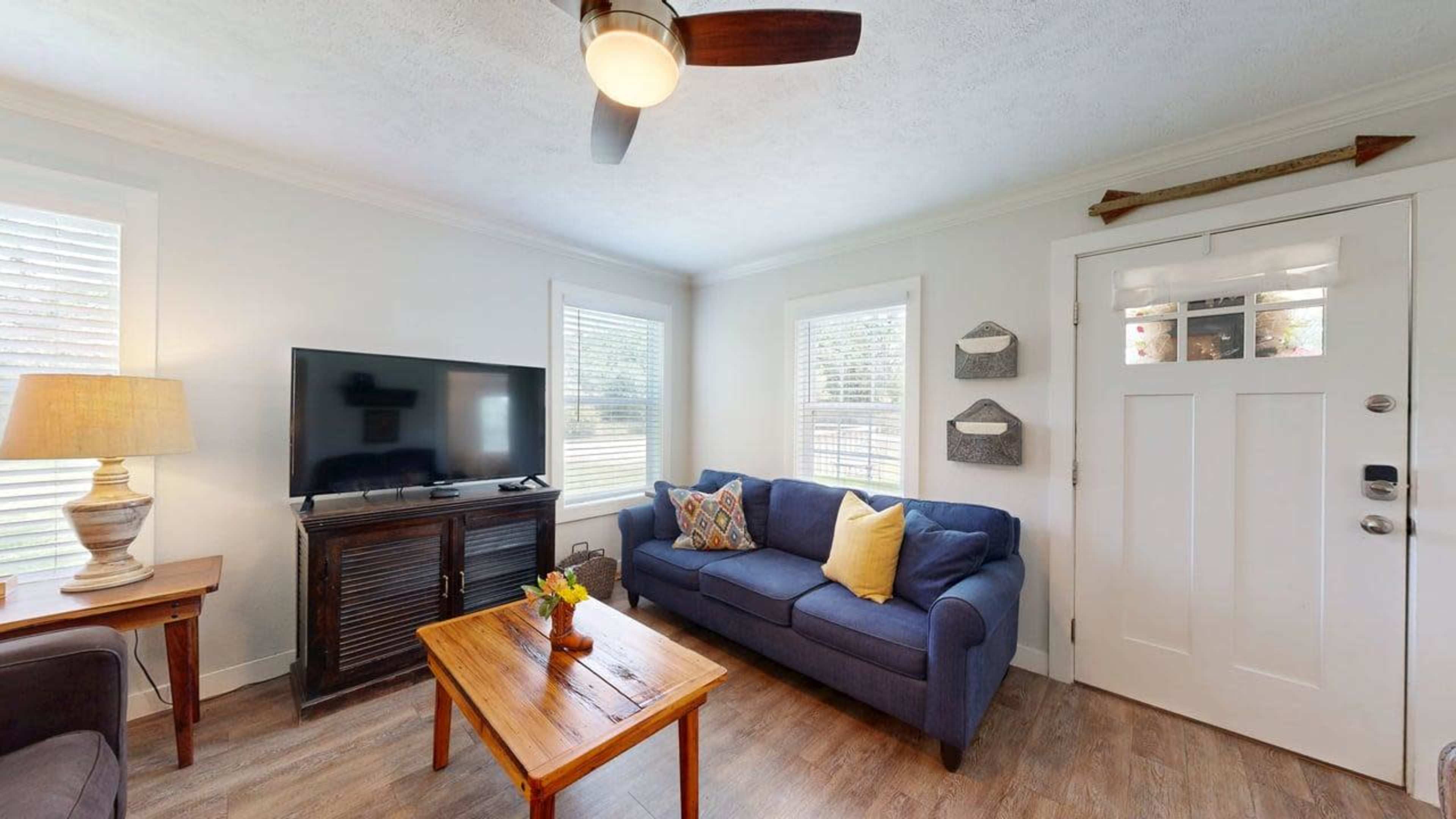 Big Oak Farmhouse - Country Retreat - 8 miles to Texas A&M University Image in , College Station, TX