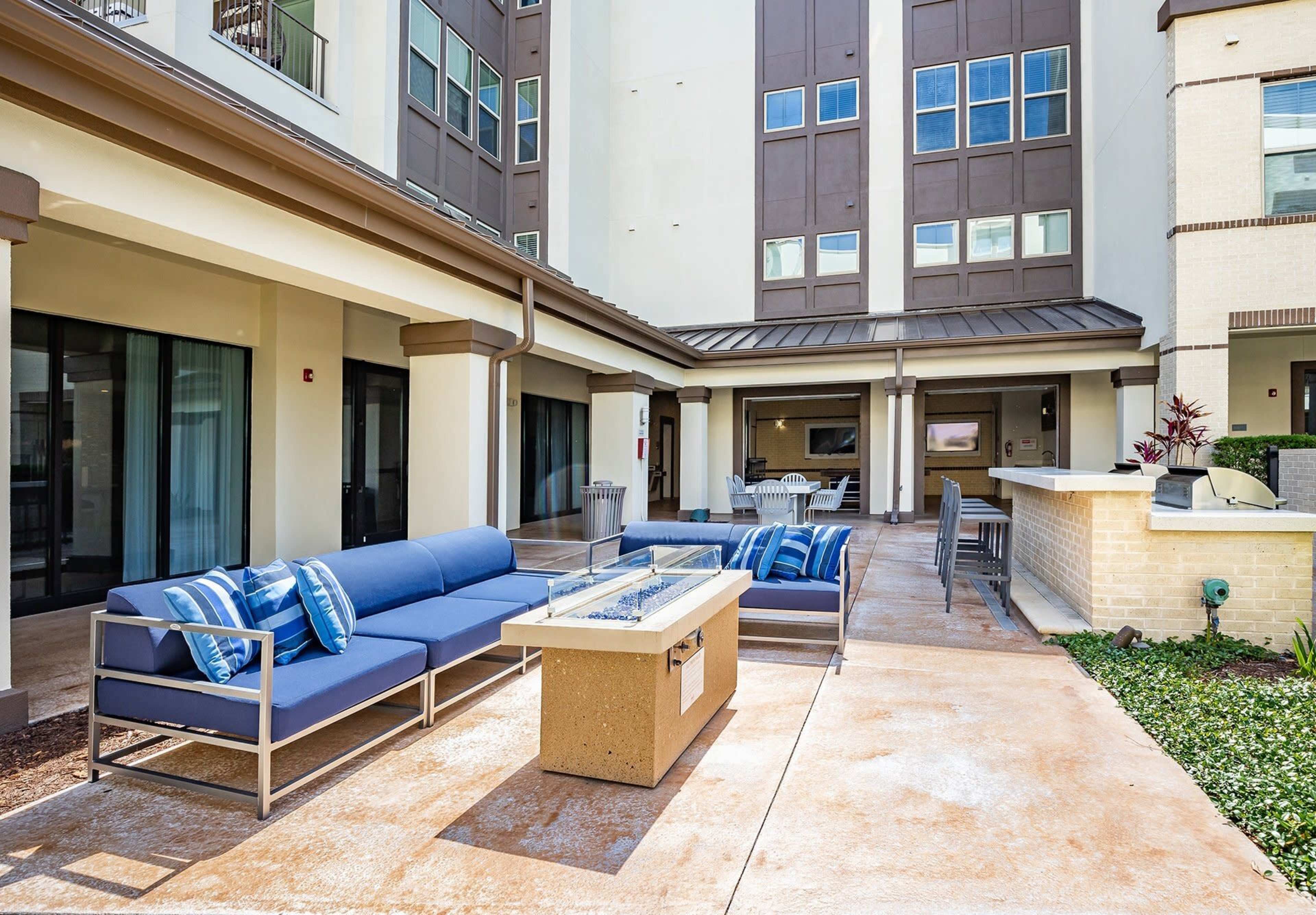 Outdoor Lounge with Billiard Table Image in Altamonte Springs, Altamonte Springs, FL