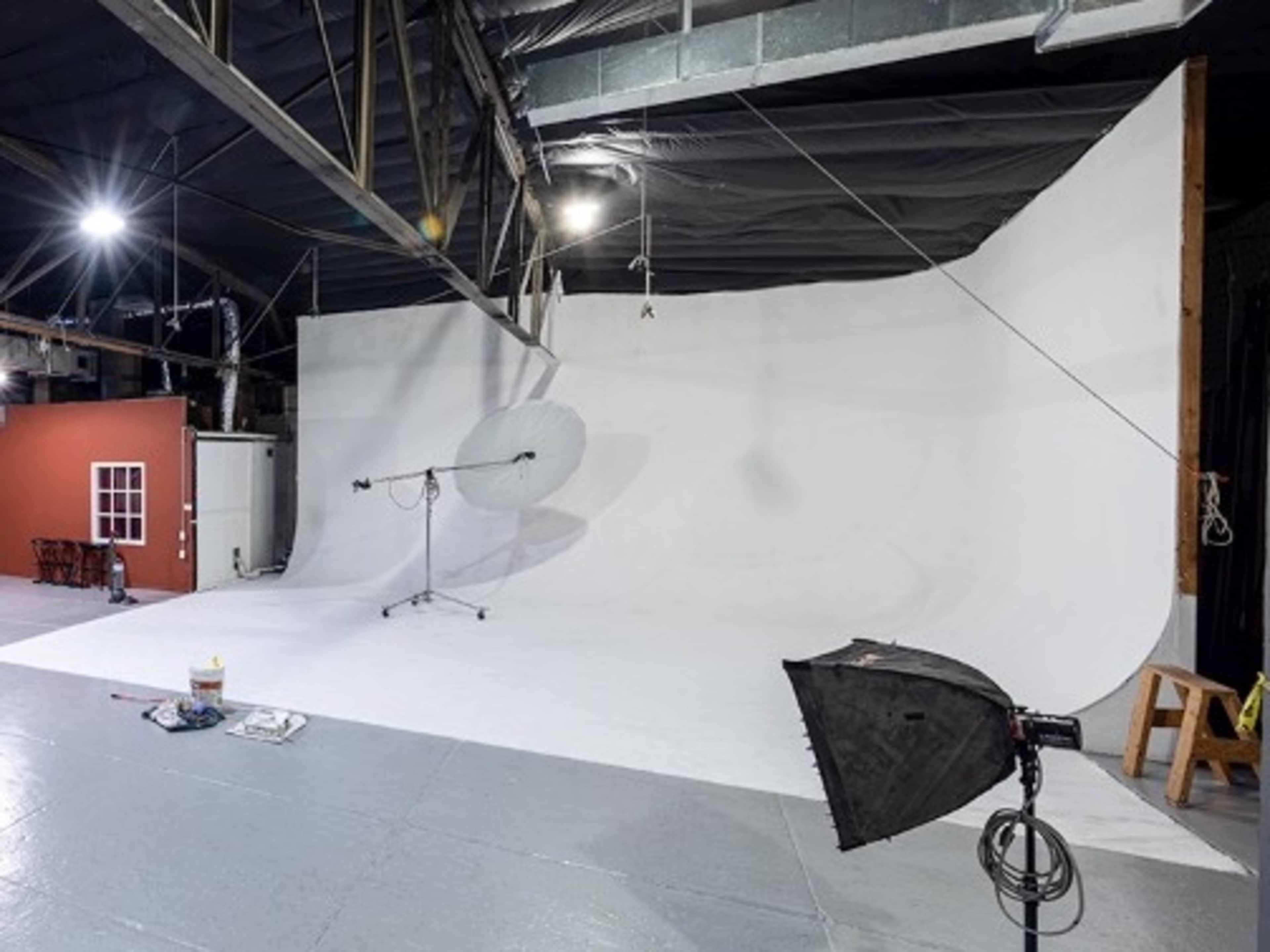 Cyclorama-Cyc-Cove-White background