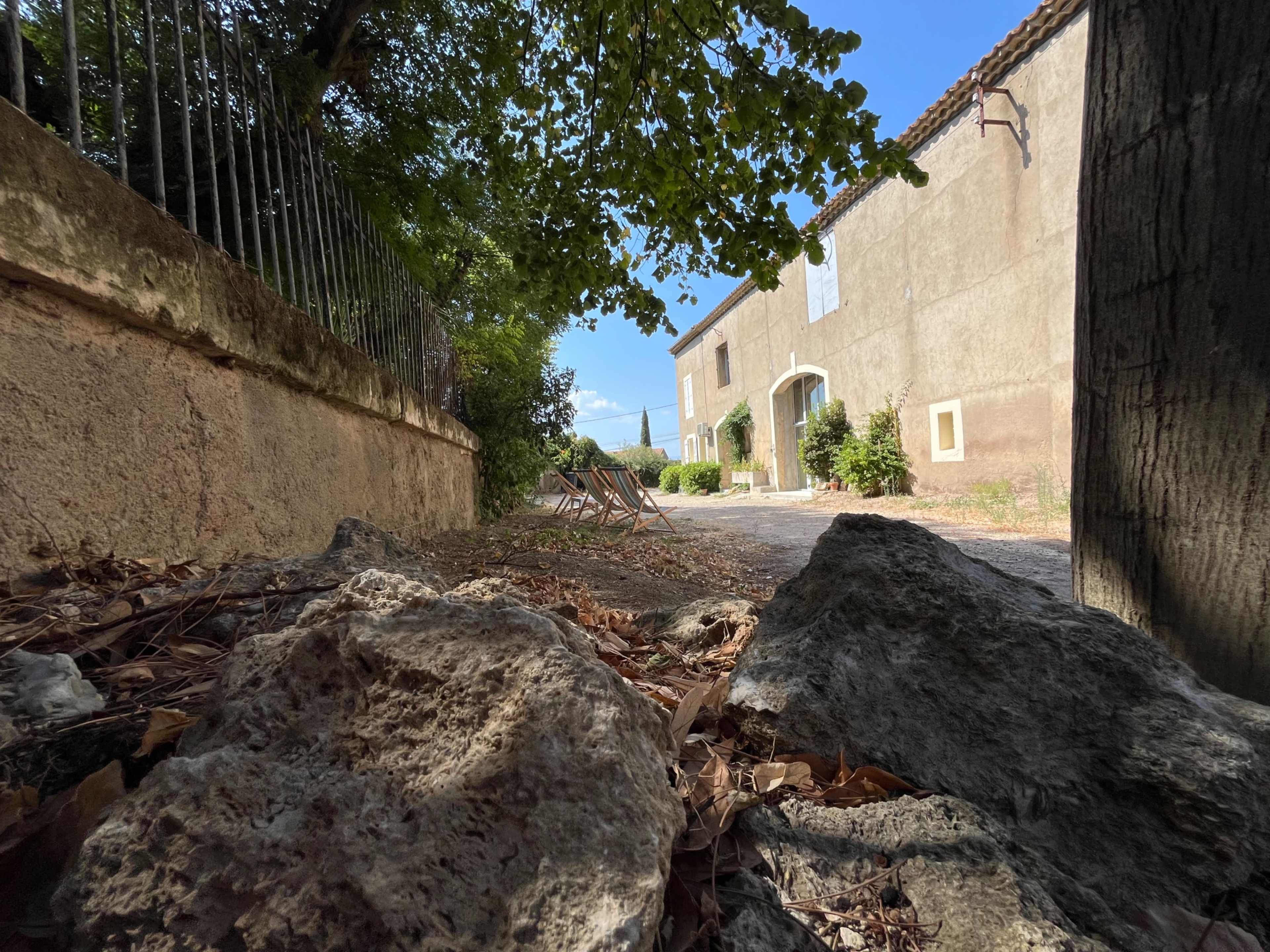 Un lieu avec des vues incroyables pour vos productions médias Image in , NISSAN LEZ ENSERUNE