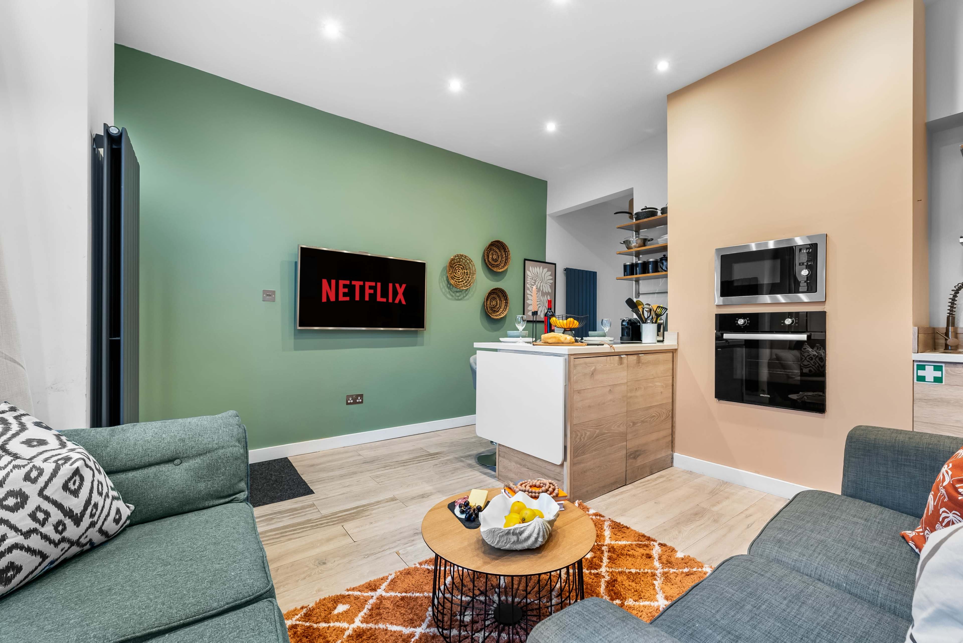 Aylesbury  Manor Stylish 3-BR House, Sleeps 6 Image in Fratton, Fratton, ENG