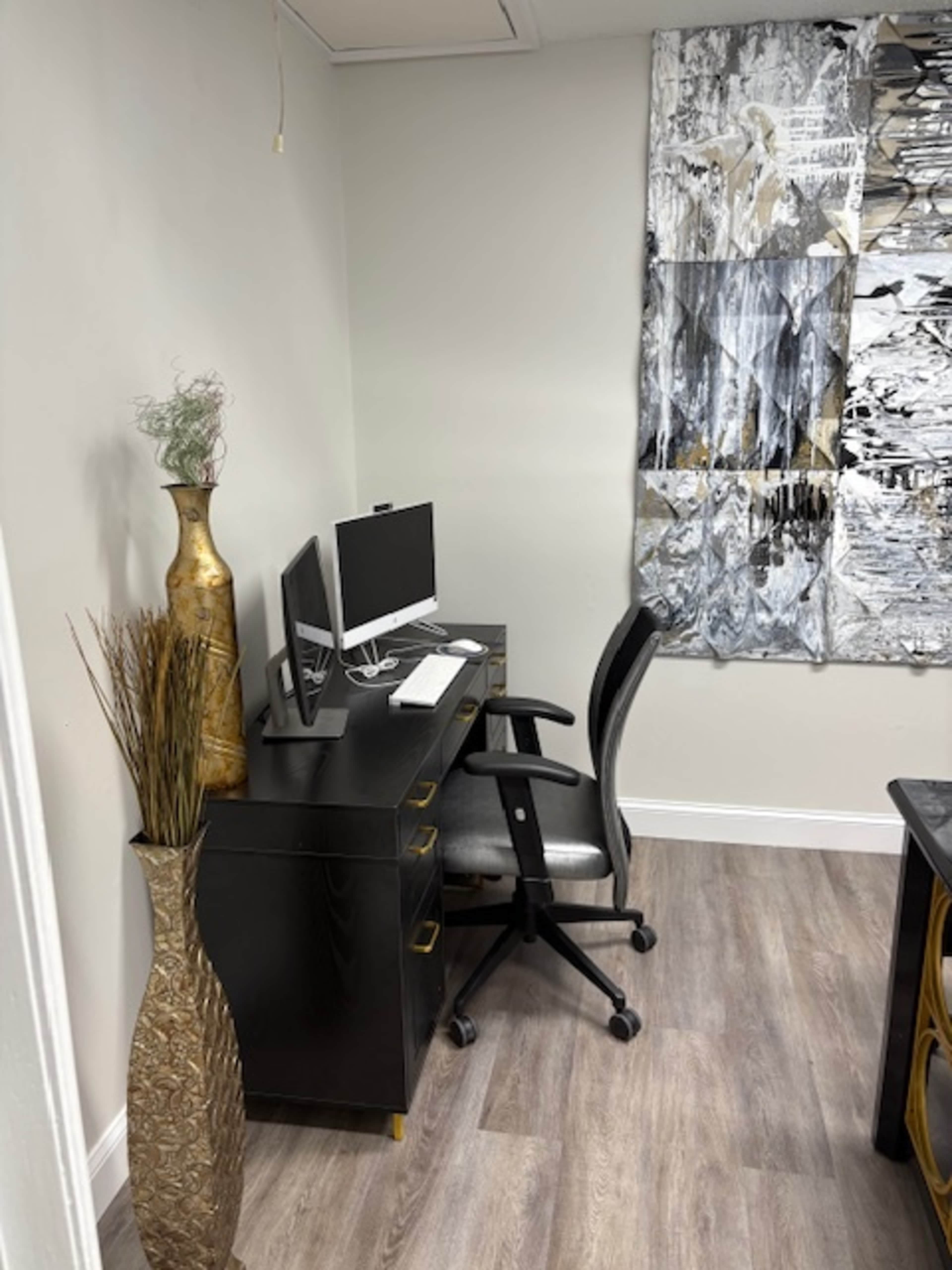 Mondern Space for an intimate meeting of 6 or less. Seperate Social Media/Live stream room can be included or rented seperately Image in Altamonte Springs, Atlatmonte Springs, FL